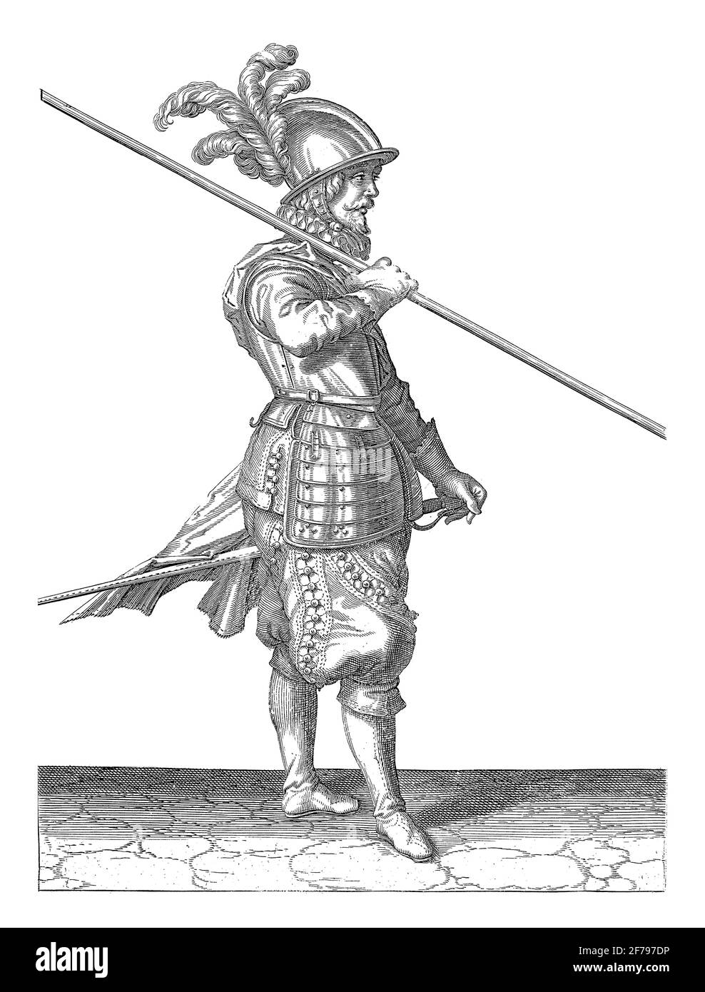 Un soldat, à dix pieds, à droite, portant une lance sur son épaule droite, la pointe pointant obliquement vers le sol, gravure vintage. Banque D'Images