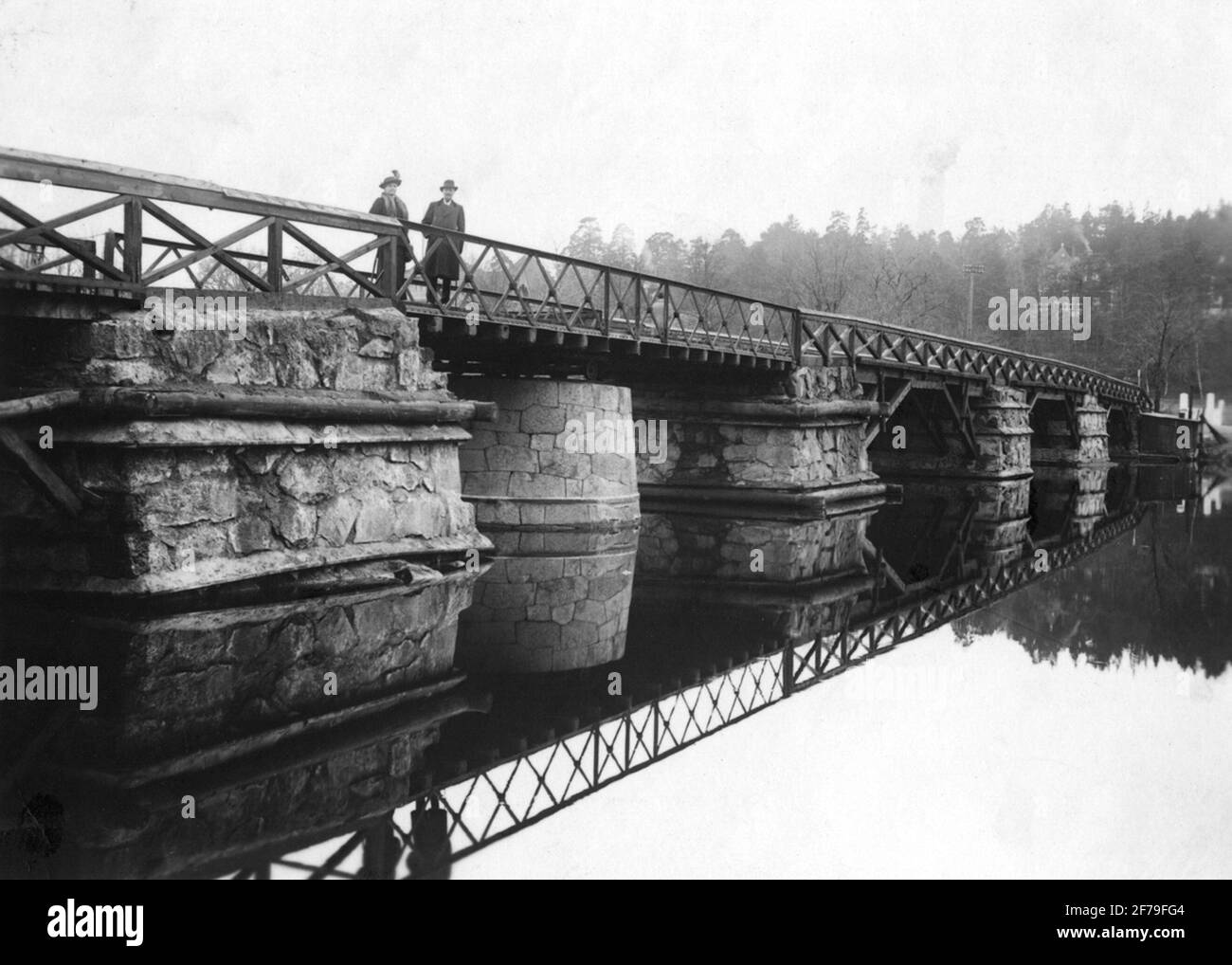 Pont de la route de l'ancien pays à Stocksund 1914. Selon le texte sur l'image, le pont est construit en bois 1825-1826 par le Capitaine Mechanicus Olof Forsgren. Banque D'Images