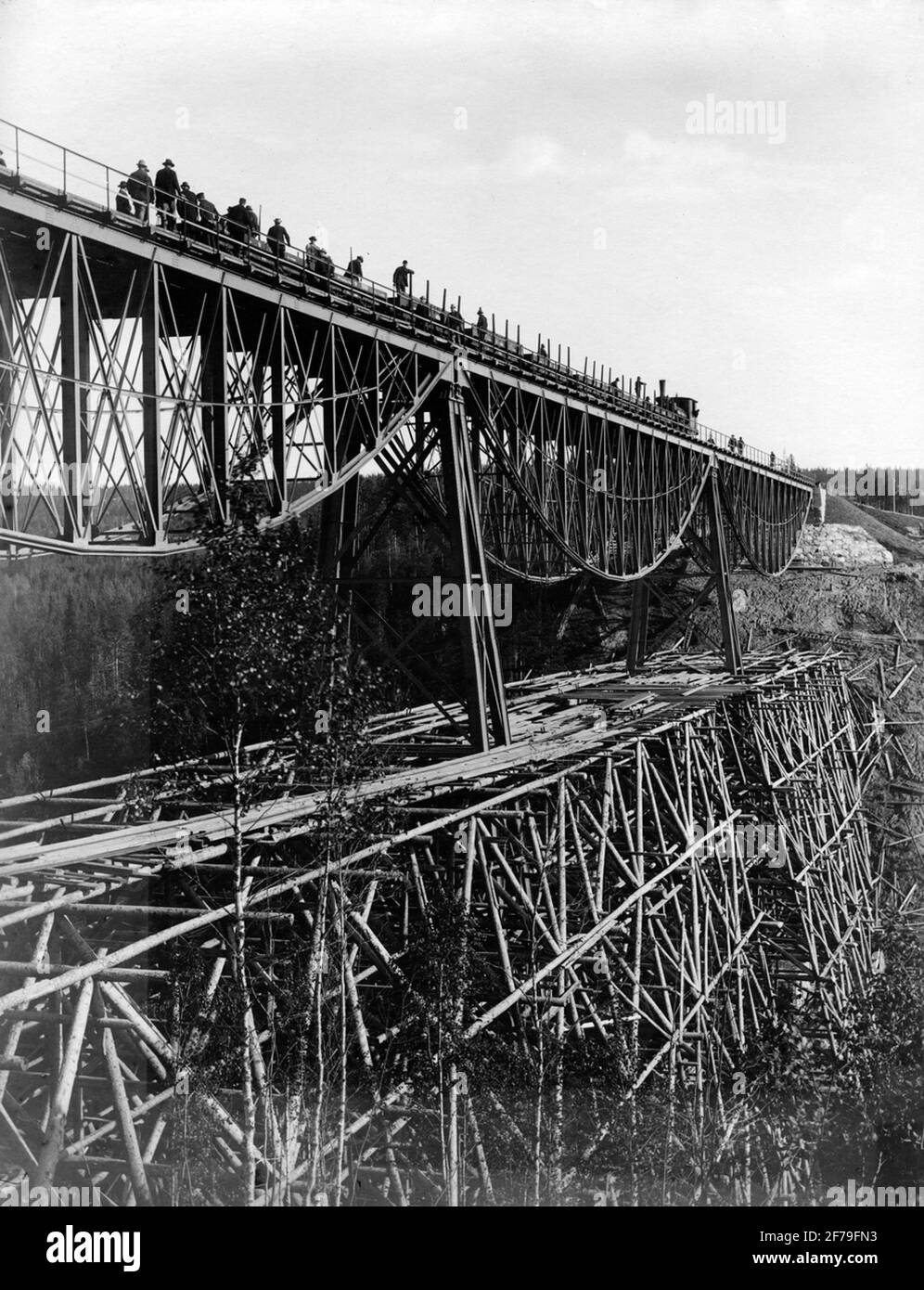 Texte adjacent à la photo: Pont ferroviaire sur Öreälv, construit dans les années 1890. Don du Musée d'histoire maritime en janvier 1945. Öreälv, Nordmalings Sn, Ångermanland. Banque D'Images