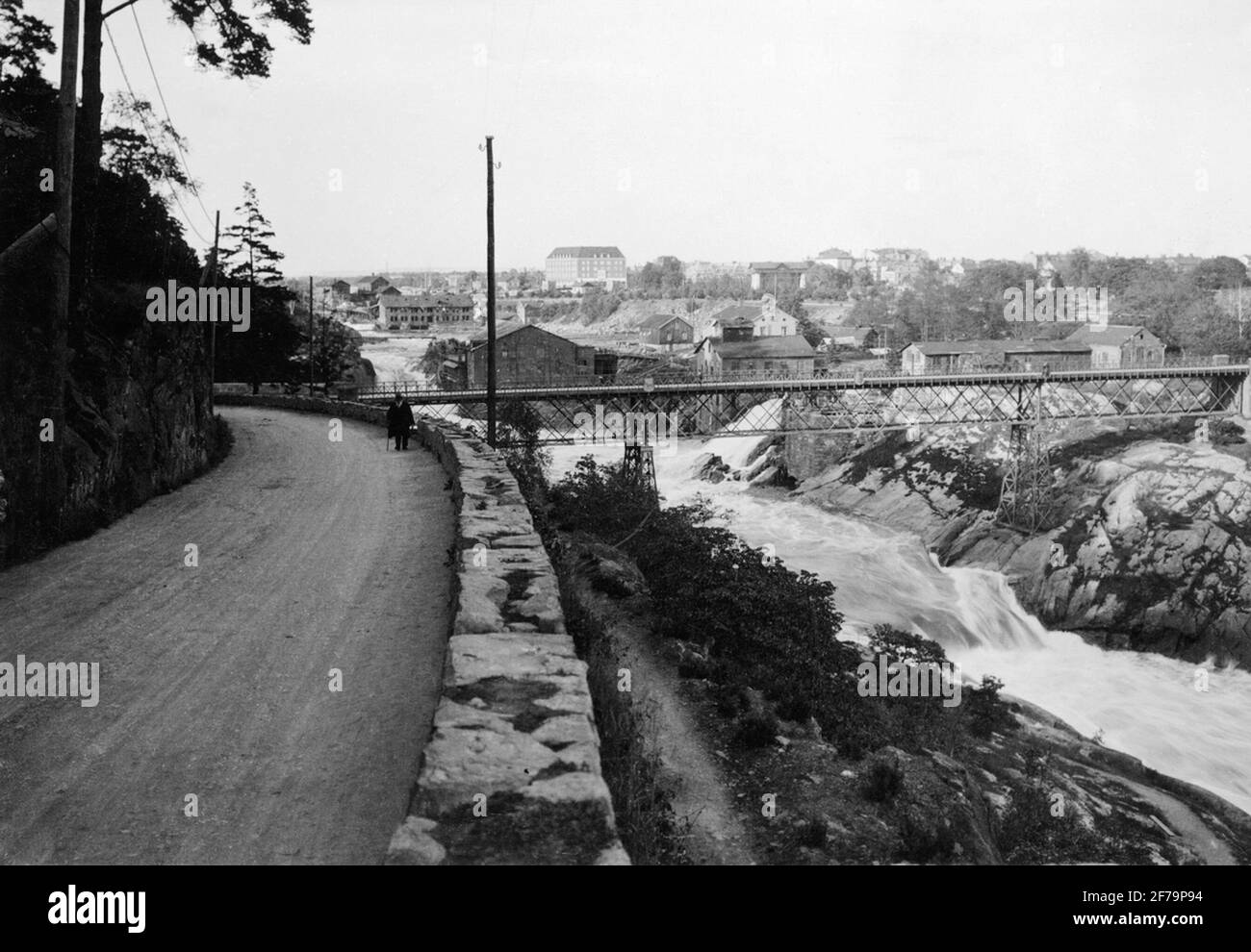 Trollhattan. Pont du roi Oscars et stampmömsfall, dans la ville de fonds. La photo est prise de Landbergsliden. La centrale de Hojum est aujourd'hui derrière le pont sur la droite / est du support terrestre. L'ancien pont Oscars Rev 1968 et un nouveau pont en béton ont été achevés au même endroit en 1969 avec le même nom. Banque D'Images