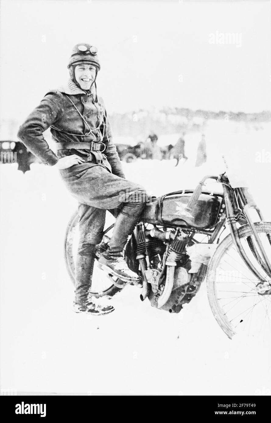 Helmer Pettersson avec son coureur. Banque D'Images