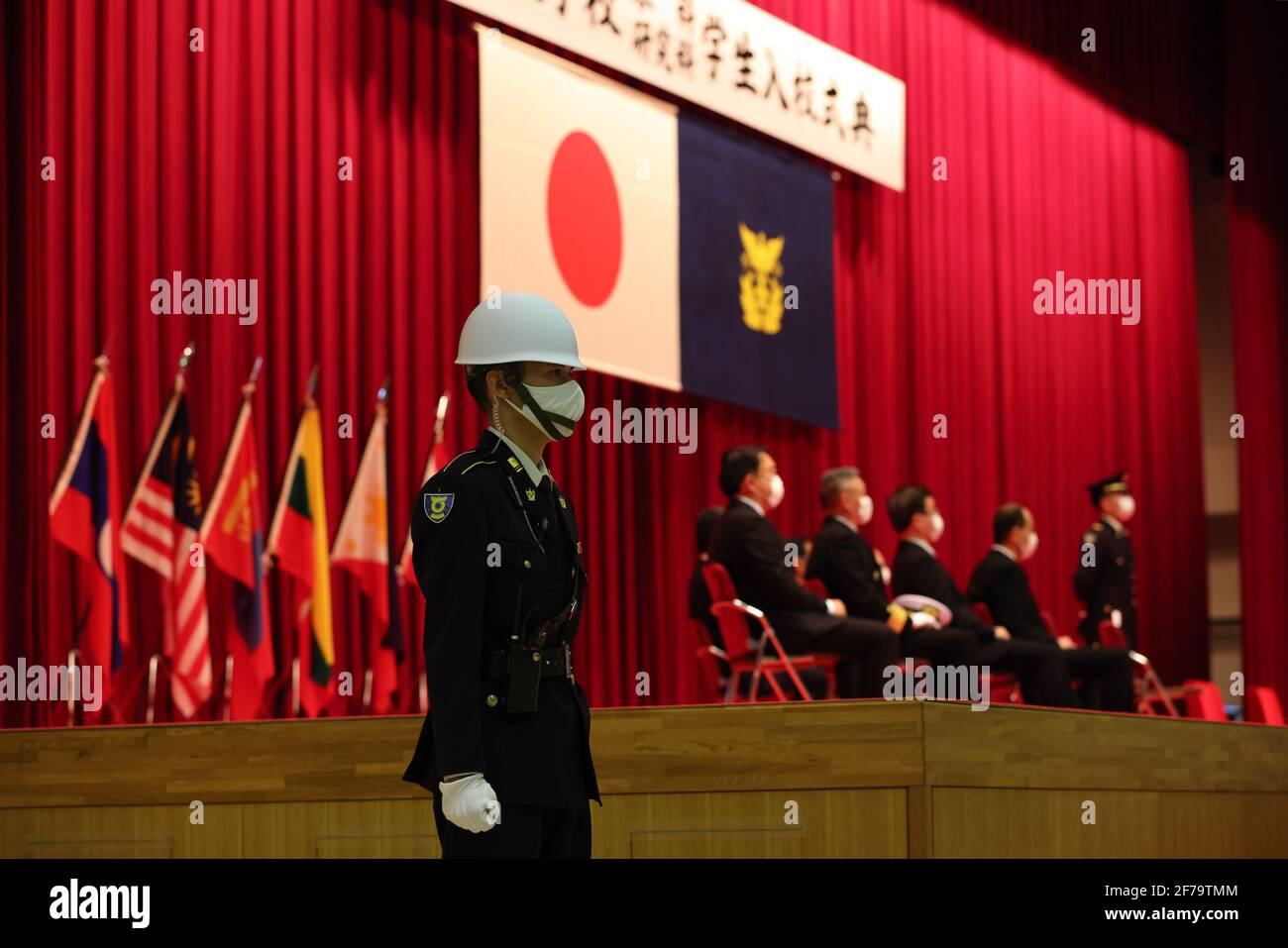 Garde de sécurité en service pendant la cérémonie d'entrée de l'Académie de la Défense nationale.le vice-ministre de la Défense du Japon, Yasuhide Nakayama, assiste à la cérémonie d'entrée de l'Académie de la Défense nationale. La NDA est une académie militaire qui forme et forme les futurs dirigeants de trois forces d'autodéfense japonaises. Ses programmes d'enseignement répondent parfaitement aux normes d'université japonaises que d'autres universités ordinaires suivent également. Par conséquent, les diplômés de l’Académie reçoivent des diplômes universitaires en sciences, en génie ou en sciences sociales. » Banque D'Images