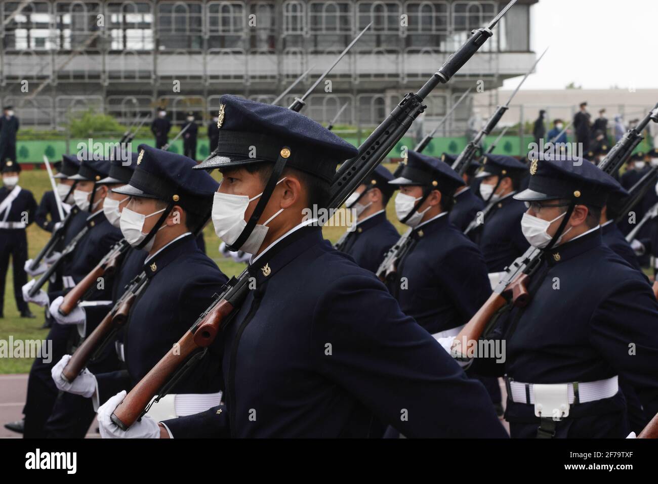 Les étudiants de l'Académie de la Défense nationale font un défilé militaire pendant la cérémonie d'entrée.le vice-ministre de la Défense du Japon, Yasuhide Nakayama, assiste à la cérémonie d'entrée de l'Académie de la Défense nationale. La NDA est une académie militaire qui forme et forme les futurs dirigeants de trois forces d'autodéfense japonaises. Ses programmes d'enseignement répondent parfaitement aux normes d'université japonaises que d'autres universités ordinaires suivent également. Par conséquent, les diplômés de l’Académie reçoivent des diplômes universitaires en sciences, en génie ou en sciences sociales. » Banque D'Images