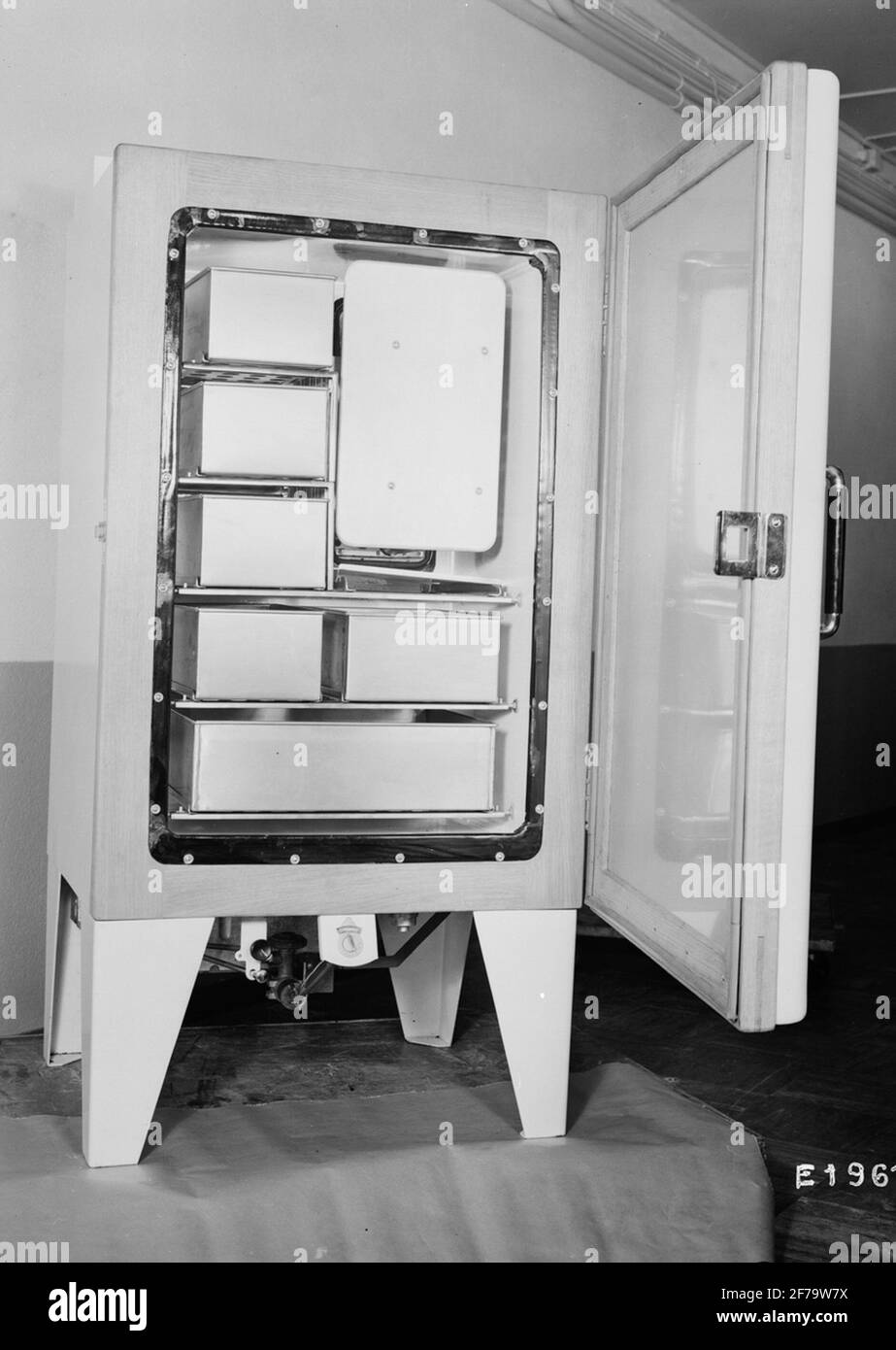 Réfrigérateur 5.5 kbft., armoire à poissons, ouverte, 82a. Banque D'Images