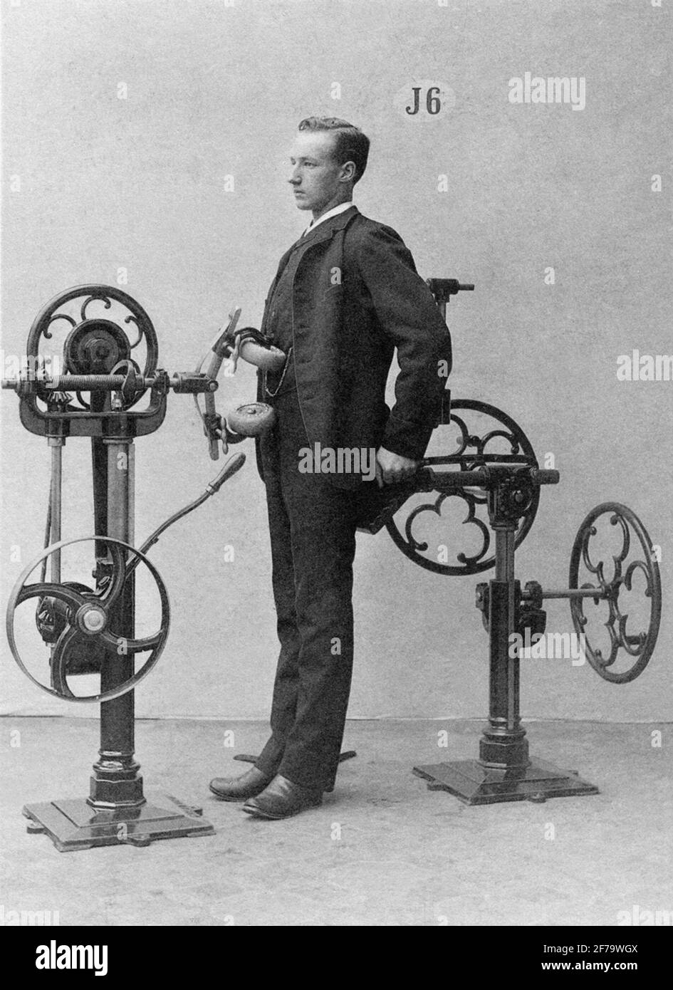 Asseyez-vous et profitez d'une partie de massage de boule de cercle. Anglais : penchez-vous et ressentez les avantages d'UN massage circulaire à l'abdomen inférieur. Banque D'Images