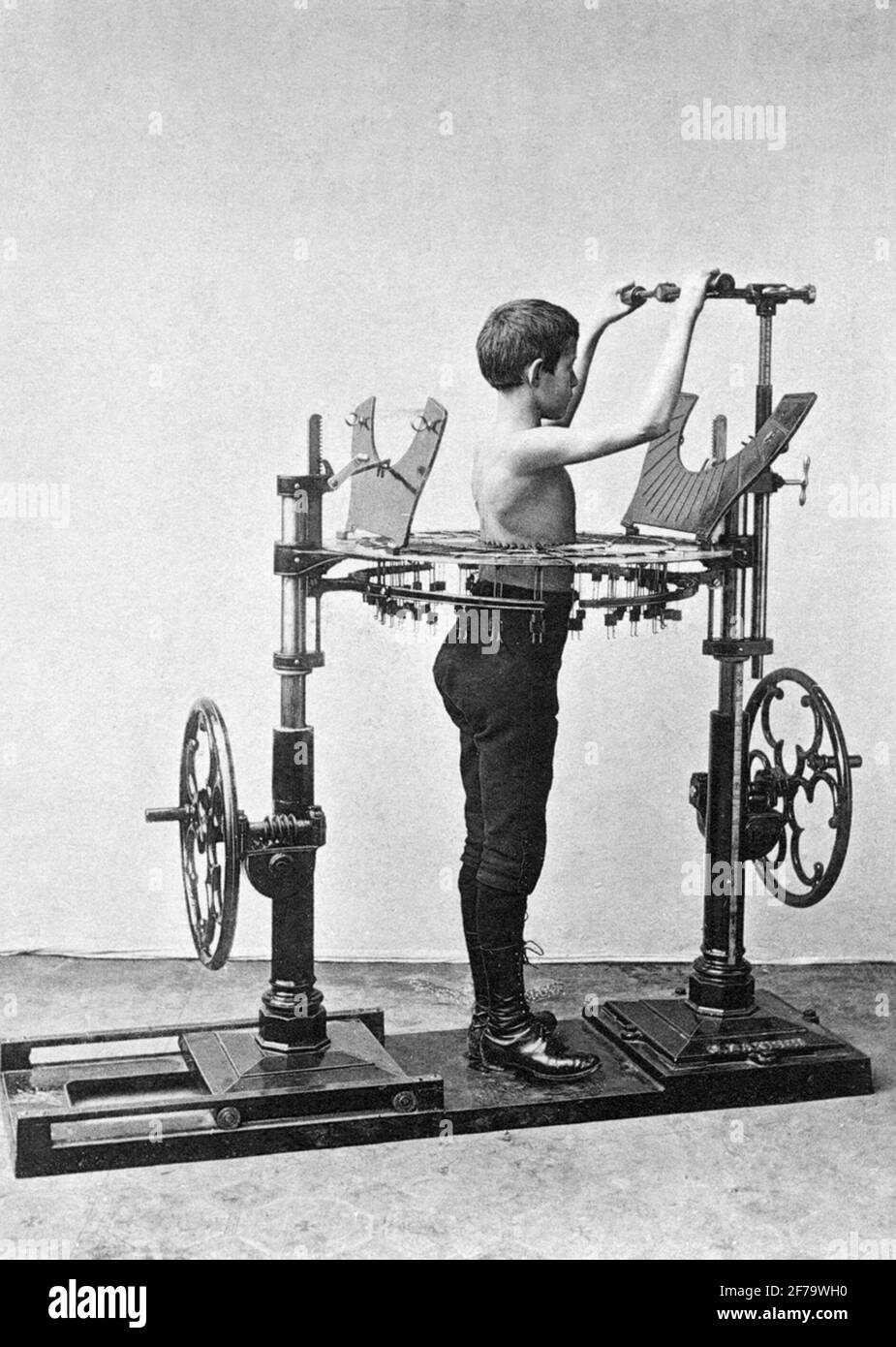 Med tvärsnittsmätaren få gymbesökaren koll på sin kropp. Anglais : avec cet appareil de mesure transversal, les visiteurs de la salle de gym pouvaient suivre les changements de leur corps. Banque D'Images