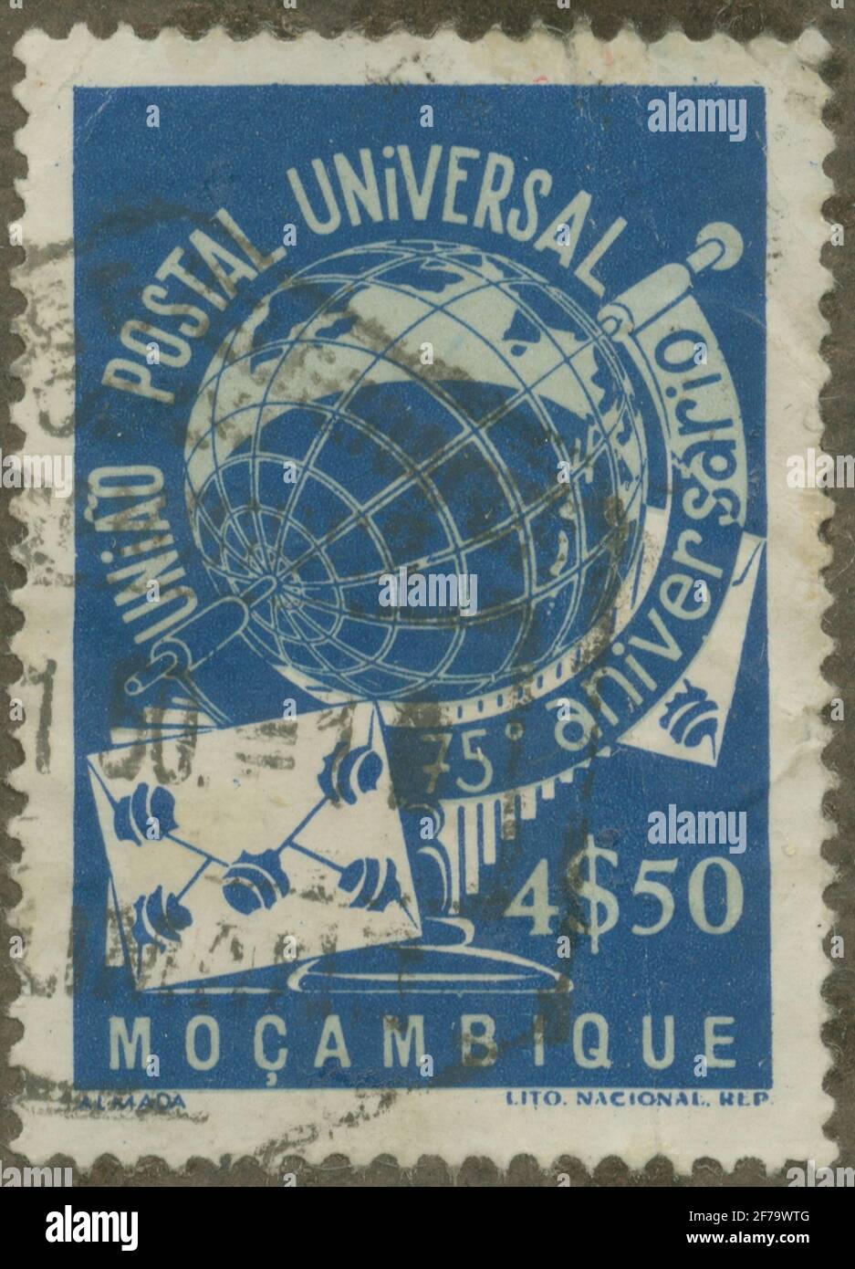 Timbre de l'Association philatéliste de Gösta Bodman, a commencé 1950.le timbre de Mozambuque, 1949. Mouvements du globe et des enveloppes de lettres. 'L'Association postale mondiale 75 ans'. Banque D'Images