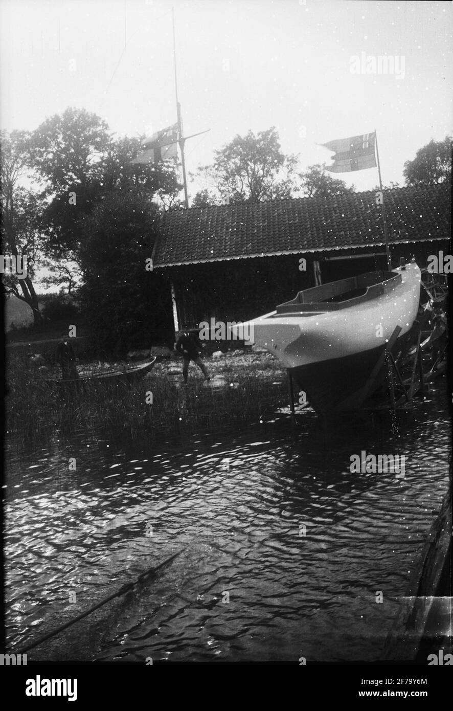 Photos de la reine Victoria. Le Prince Gustav Adolf et Greve Göran Posse ont construit un voilier, 1904 ans, sur des fils de service à l'aide d'un constructeur de bateaux. Cette opération a lancé le bateau « SI ». Banque D'Images