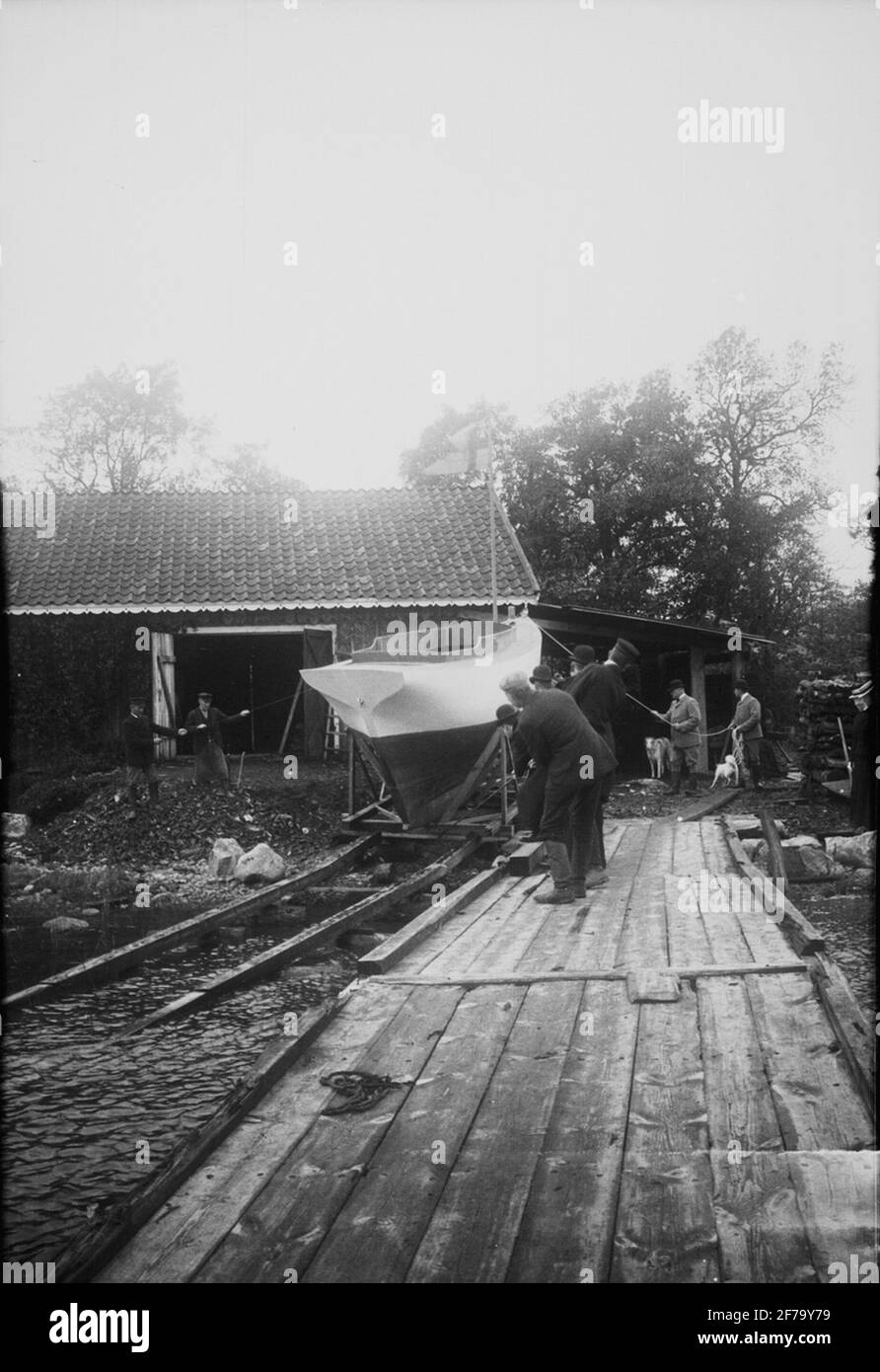 Photos de la reine Victoria. Le Prince Gustav Adolf et Greve Göran Posse ont construit un voilier, 1904 ans, sur des fils de service à l'aide d'un constructeur de bateaux. Cette opération a lancé le bateau « SI ». Banque D'Images