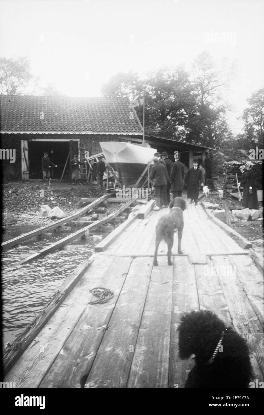 Photos de la reine Victoria. Le Prince Gustav Adolf et Greve Göran Posse ont construit un voilier, 1904 ans, sur des fils de service à l'aide d'un constructeur de bateaux. Cette opération a lancé le bateau « SI ». Banque D'Images