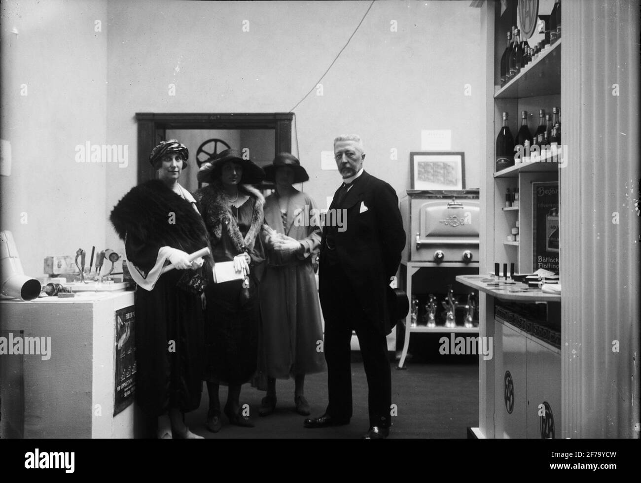 L'exposition de propagande de l'artisanat : visiteurs la princesse Ingeborg avec les filles Märta et Astrid et le prince Eugène. Banque D'Images