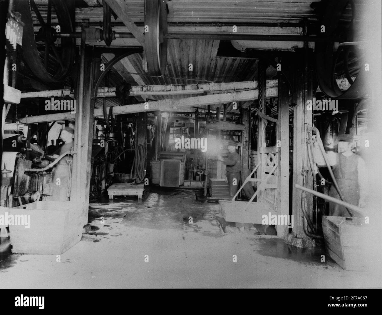 Machines à carton et presses.Shift pour carton pressé au déshydrateur.1890. Banque D'Images