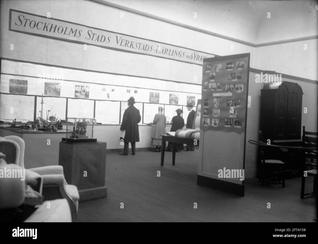 L'exposition de propagande de l'artisanat : visiteurs. Organisateur Stockholm ville ateliers écoles. Banque D'Images