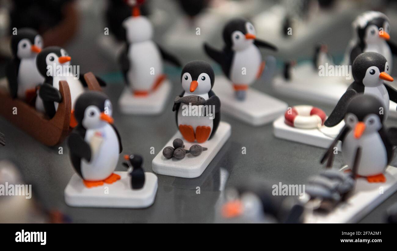 Cuxhaven, Allemagne. 17 mars 2021. Des figurines de pingouins de l'Erzgebirge par le concepteur de bois Dietze sont exposées dans le musée. Pingouins où que vous soyez : que ce soit comme un jouet en peluche, une figurine de collectionneur ou sur les cravates, le Cuxhaven Penguin Museum regorge de tailleurs. Credit: Sina Schuldt/dpa/Alay Live News Banque D'Images