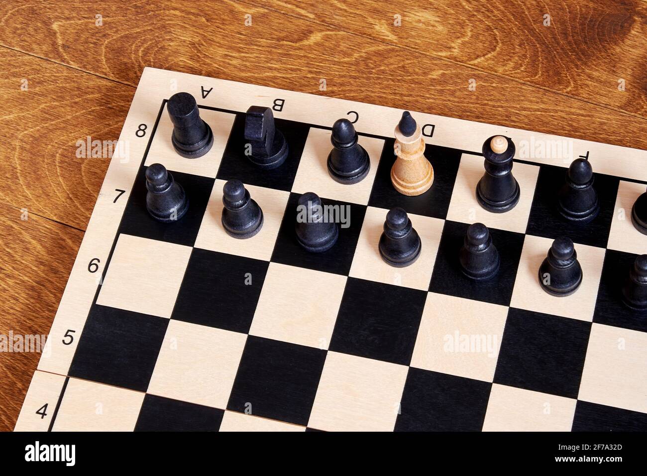 Image conceptuelle d'un traître et d'un espion au gouvernement basée sur des pièces d'échecs. Symbole et concept d'un espion et d'un agent double Banque D'Images