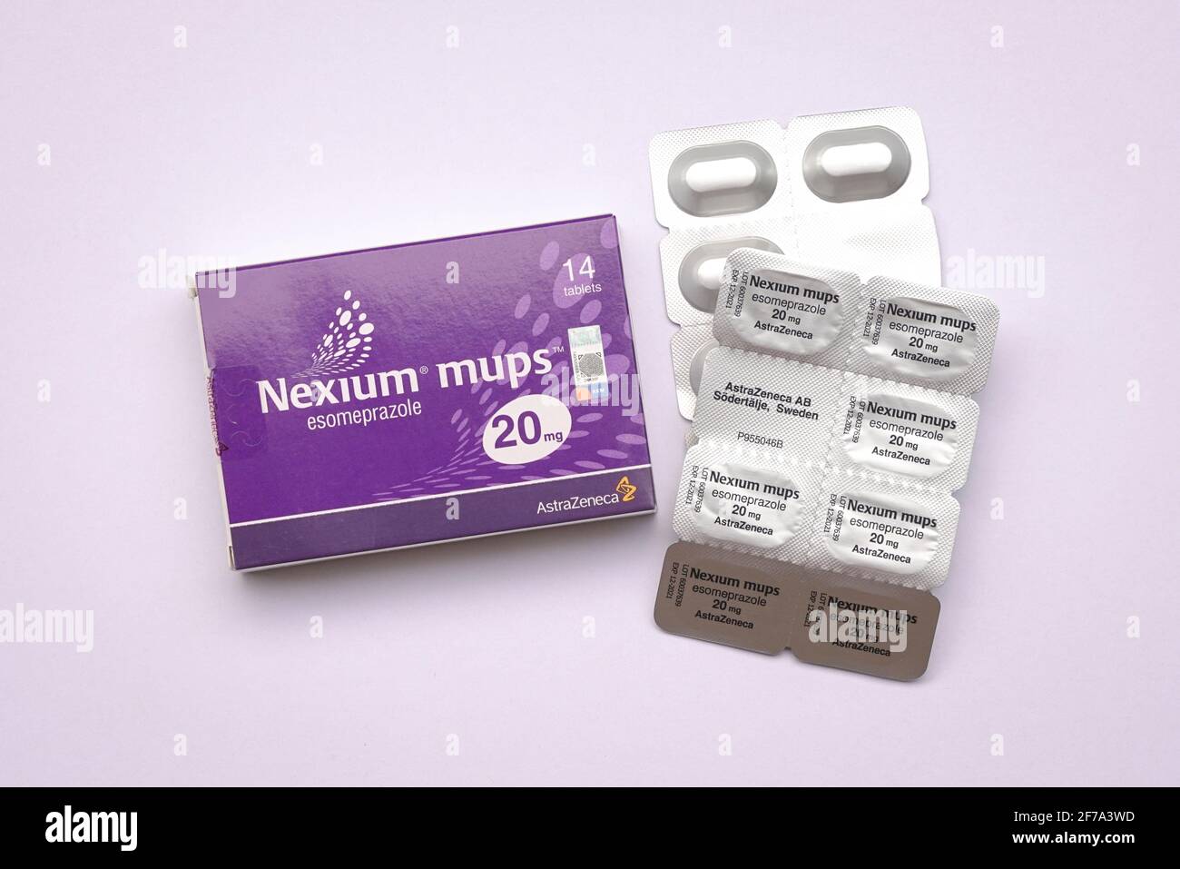 Kuala Lumpur, Malaisie - 24 mars 2021. Boîte de 14 comprimés de Nexium mups esoméprazole 20 mg. Traite les brûlures cardiaques et le reflux acide. Fabriqué par Astra Banque D'Images