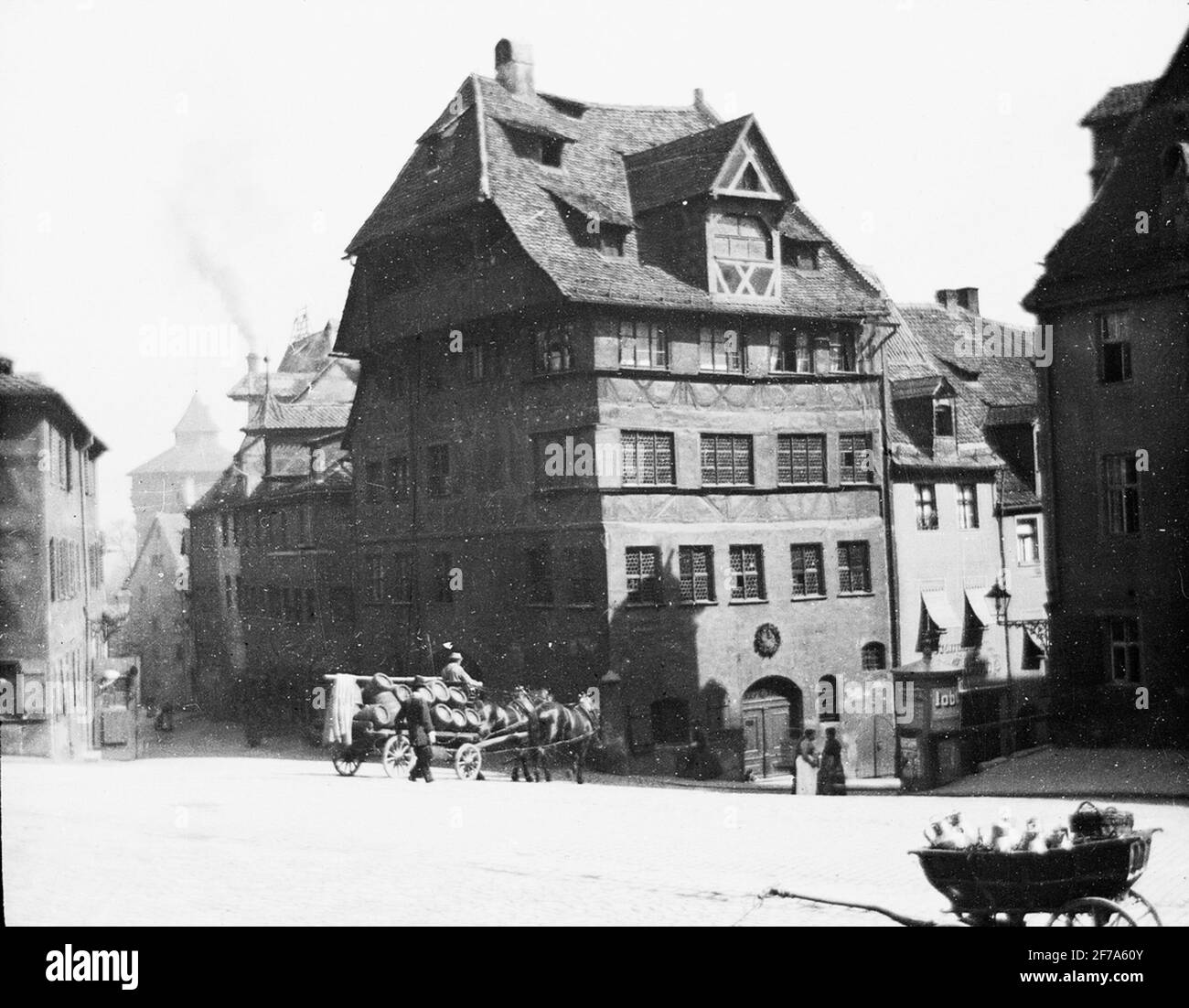 Icône Skioptic avec motifs de chariot de transport avec des barils sur la rue à Nuremberg, à côté de la maison ancienne.l'image a été stockée en carton marqué: Nuremberg 1901. VIII Banque D'Images