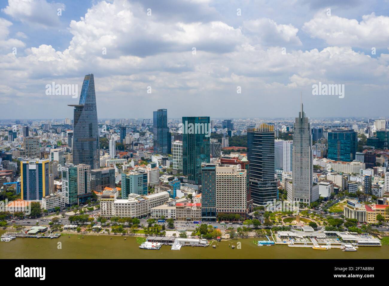 Vue sur les drones paysage urbain du centre-ville de Ho Chi Minh, Vietnam Banque D'Images