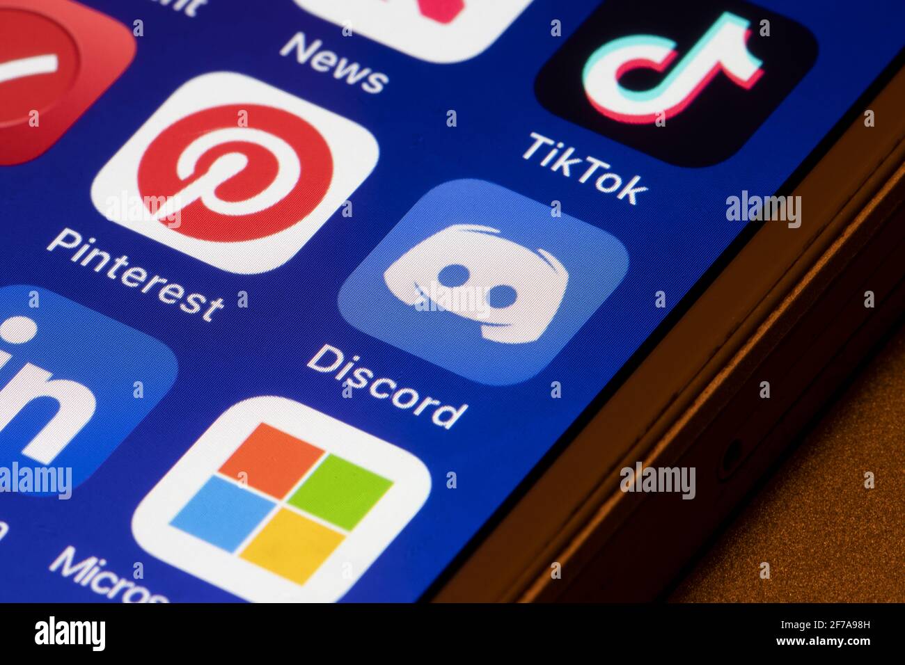 L'icône de l'application Discordon s'affiche sur un iPhone. Après TikTok et Pinterest, Microsoft est maintenant en pourparlers pour acquérir la discorde, une communauté de chat de jeux vidéo. Banque D'Images