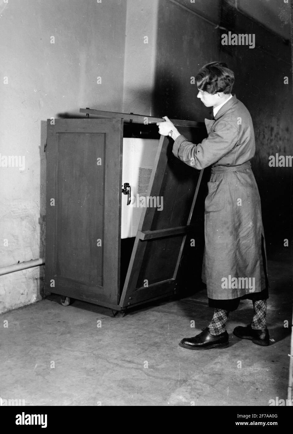 Réfrigérateur pour transfusion sanguine. Emballé dans une boîte en bois. Banque D'Images