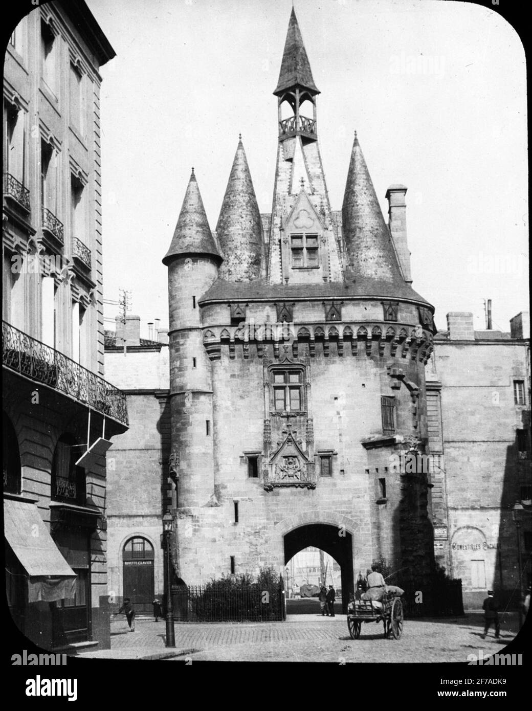 Skioptyconforme aux motifs de la porte Cailhau, Bordeaux. L'image a été stockée en carton portant le marquage Höstesan 1907. Pau 2. Bordeaux 5. Non 21. Banque D'Images