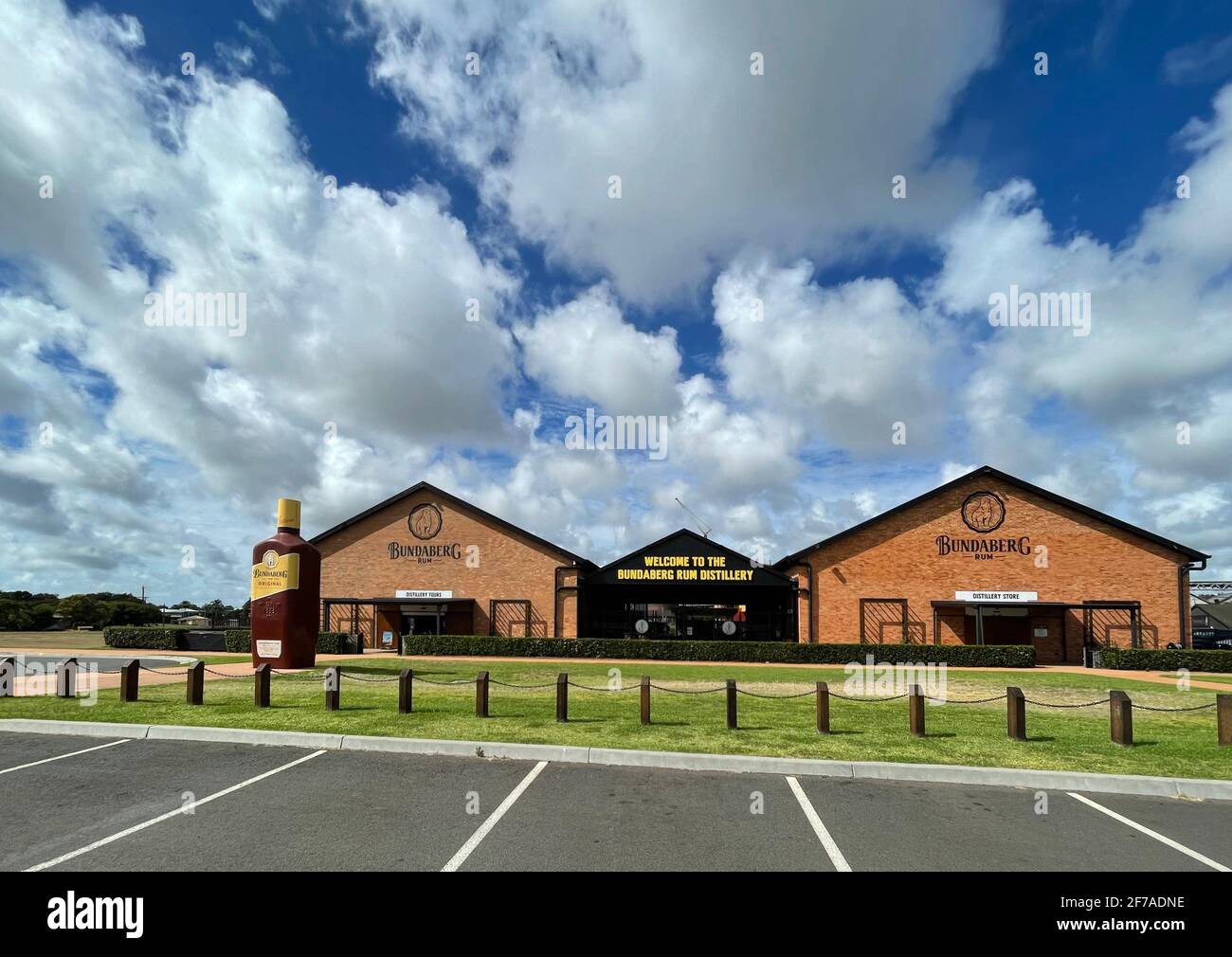 Façade de la Rum Distillery, qui a commencé ses activités en 1888 avec une première production en 1889, à Bundaberg, Queensland, Australie Banque D'Images