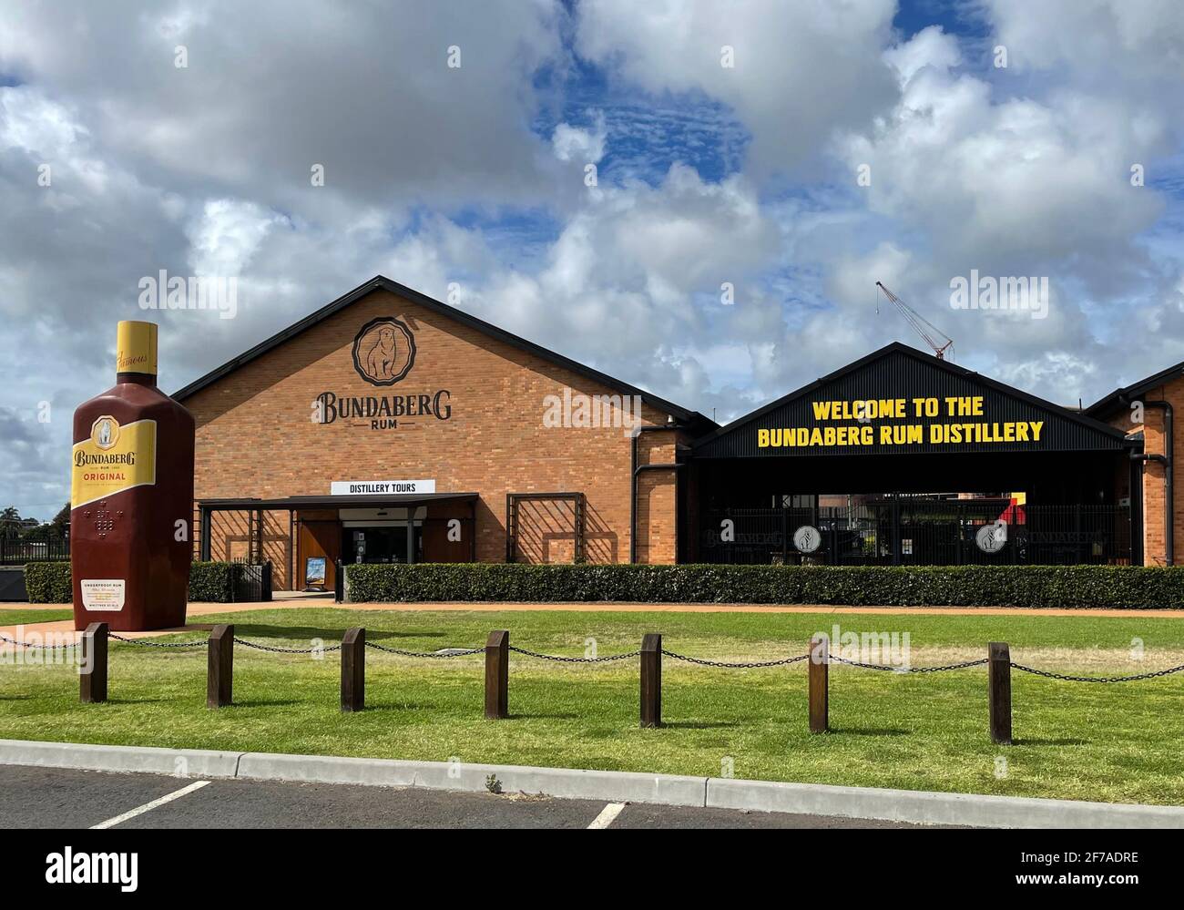 Façade de la Rum Distillery, qui a commencé ses activités en 1888 avec une première production en 1889, à Bundaberg, Queensland, Australie Banque D'Images