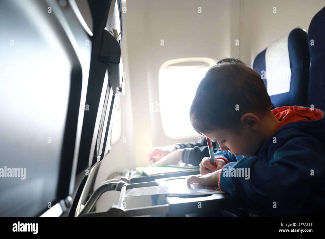 Enfant tirant sur l'avion pendant le vol Banque D'Images