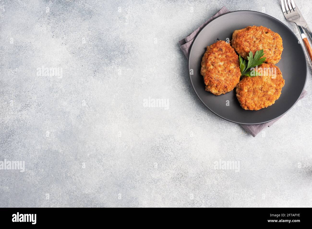 Côtelettes de sarrasin avec fromage et persil sur une assiette espace de copie de nourriture saine alimentation, vue du dessus. Banque D'Images Côtelettes de sarrasin avec fromage et persil sur une assiette espace de copie de nourriture saine alimentation, vue du dessus. Banque D'Images