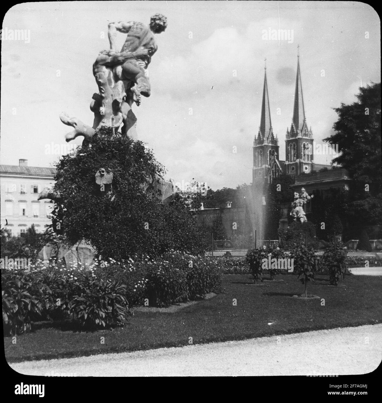 Image Skioptique avec motifs de sculpture dans le parc Mirabelle à Salzbourg.l'image a été stockée en carton étiqueté: Höstesan 1909. Vienne 3. Salzbourg 6. Non 9. Texte sur l'image: 'Mirabellgarten'. Banque D'Images Image Skioptique avec motifs de sculpture dans le parc Mirabelle à Salzbourg.l'image a été stockée en carton étiqueté: Höstesan 1909. Vienne 3. Salzbourg 6. Non 9. Texte sur l'image: 'Mirabellgarten'. Banque D'Images