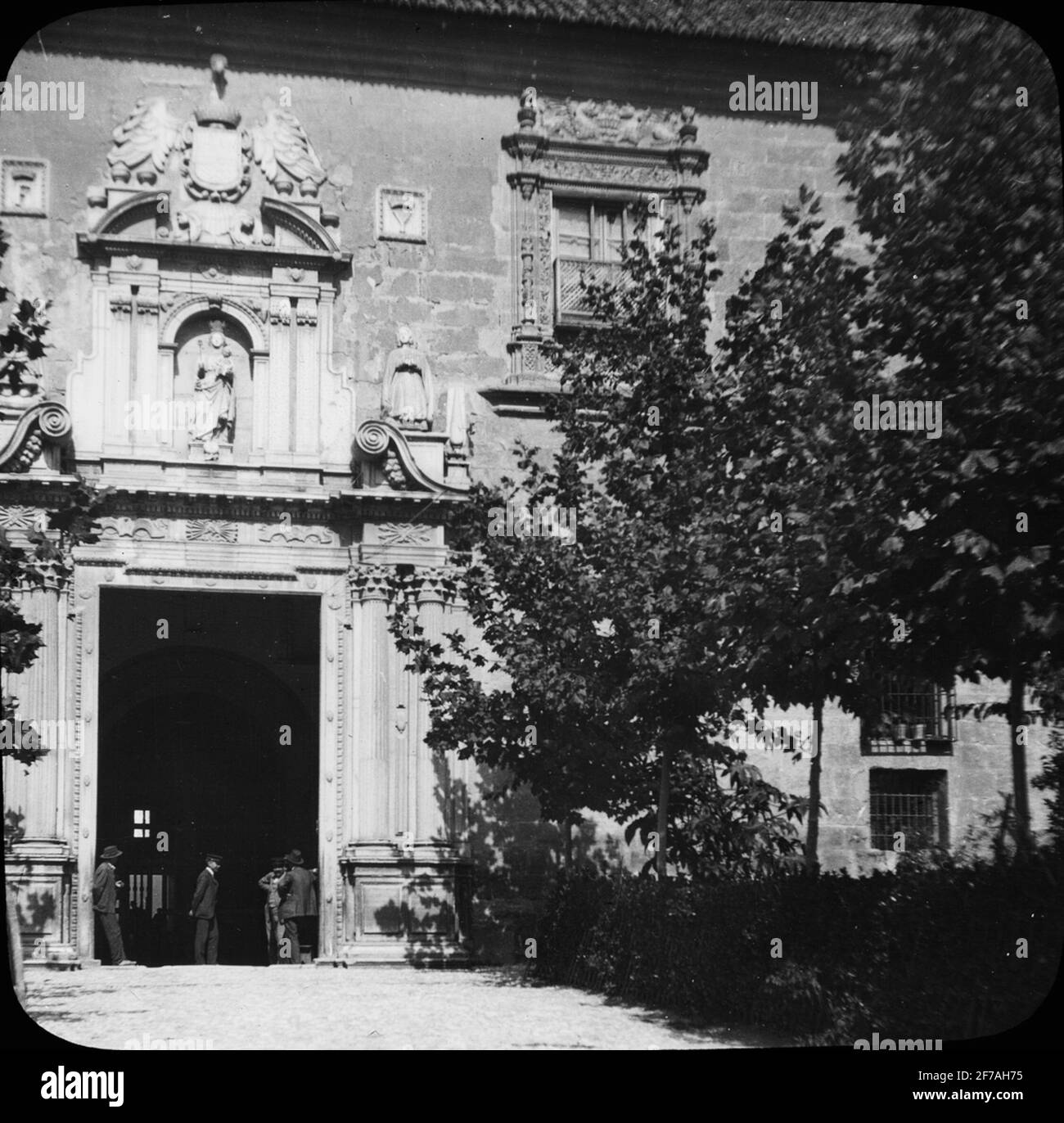 Image Skioptique avec motifs du port dans l'hôpital, Real de dementes.l'image a été stockée en carton étiqueté: Grenade 1910. Grenade. N: 12. Texte sur l'image : 'HOSP. REAL DE DEMENTES ». Banque D'Images