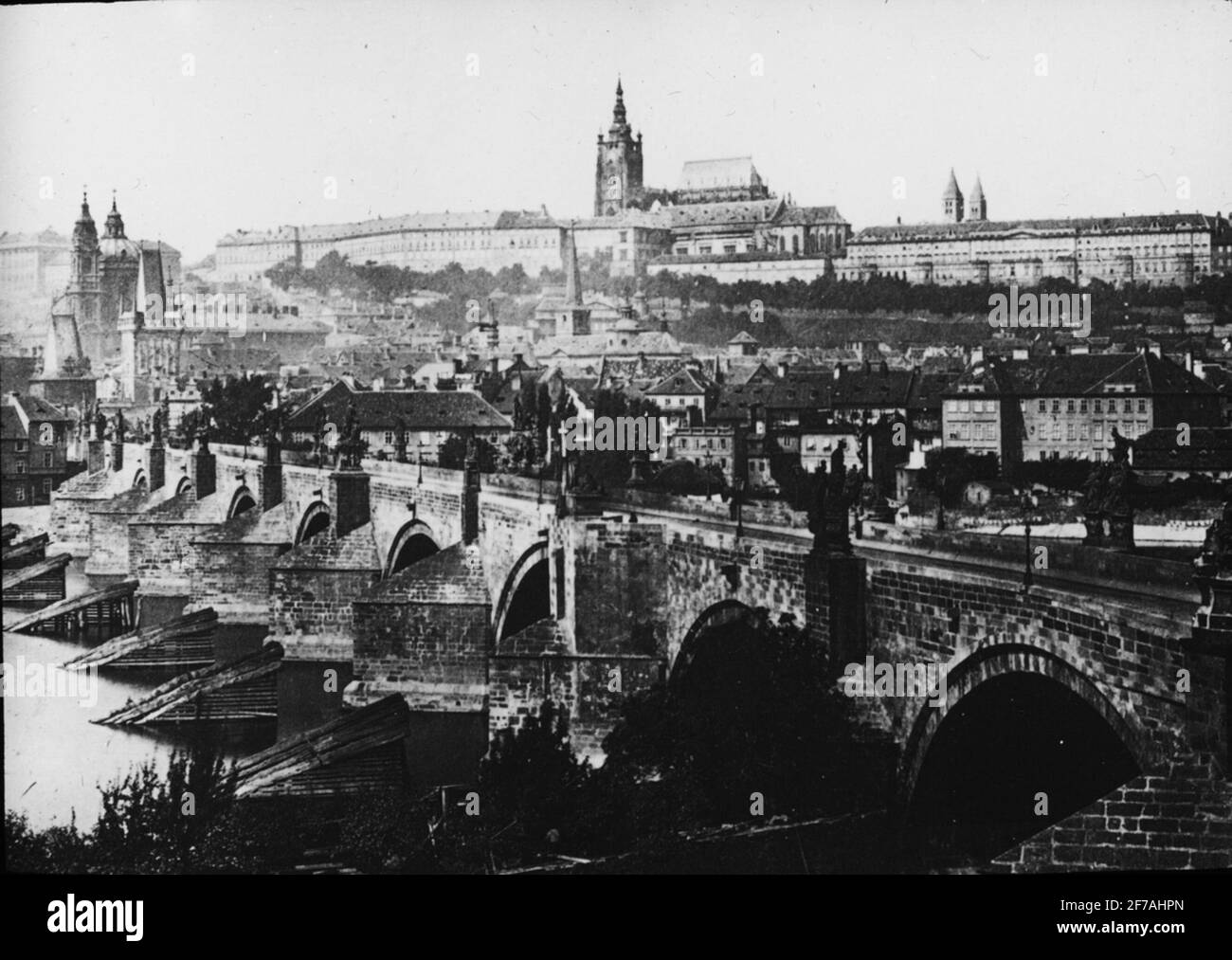 Image Skioptique avec motifs du Vy de Prague et du Pont Charles.l'image a été stockée en carton marqué: Höstesan 1909. Prague 8. Non: 3. Banque D'Images