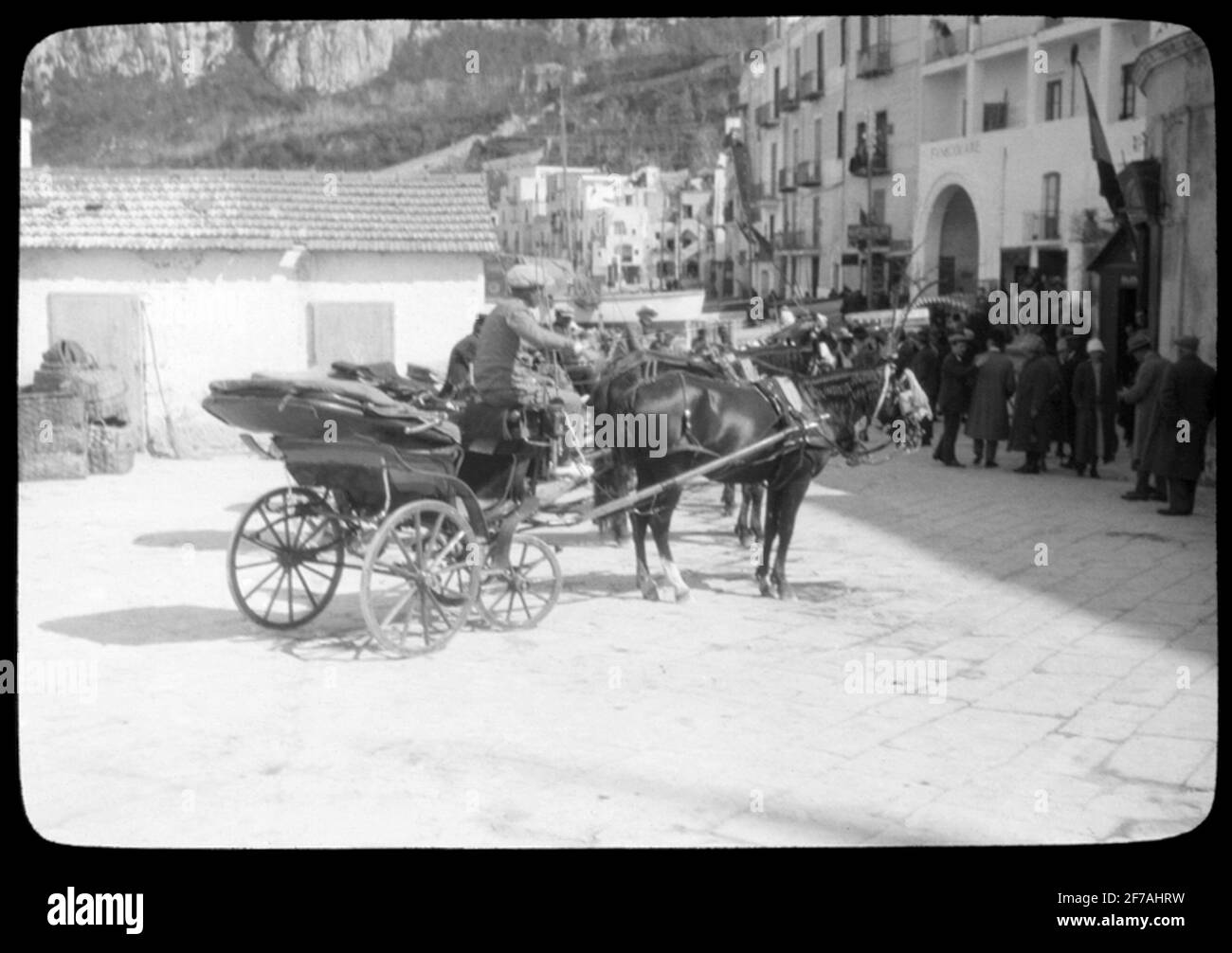 Image de Skioticon du Département de la photographie de l'Institut royal de technologie. Motif représentant un cheval et une voiturette, probablement en Italie. La photo est probablement prise par John Hertzberg lors d'un voyage en Europe. Banque D'Images