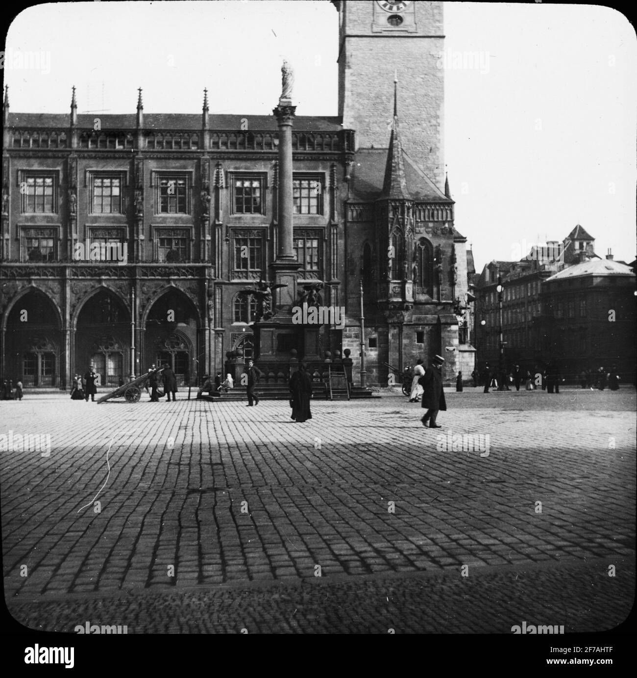 Skioptyconforme aux motifs de Karlsplatz et de la mairie de Prague. L'image a été stockée en carton étiqueté Höstesan 1909. Prague 7. Non. Texte sur l'image: 'Rathaus'. Banque D'Images