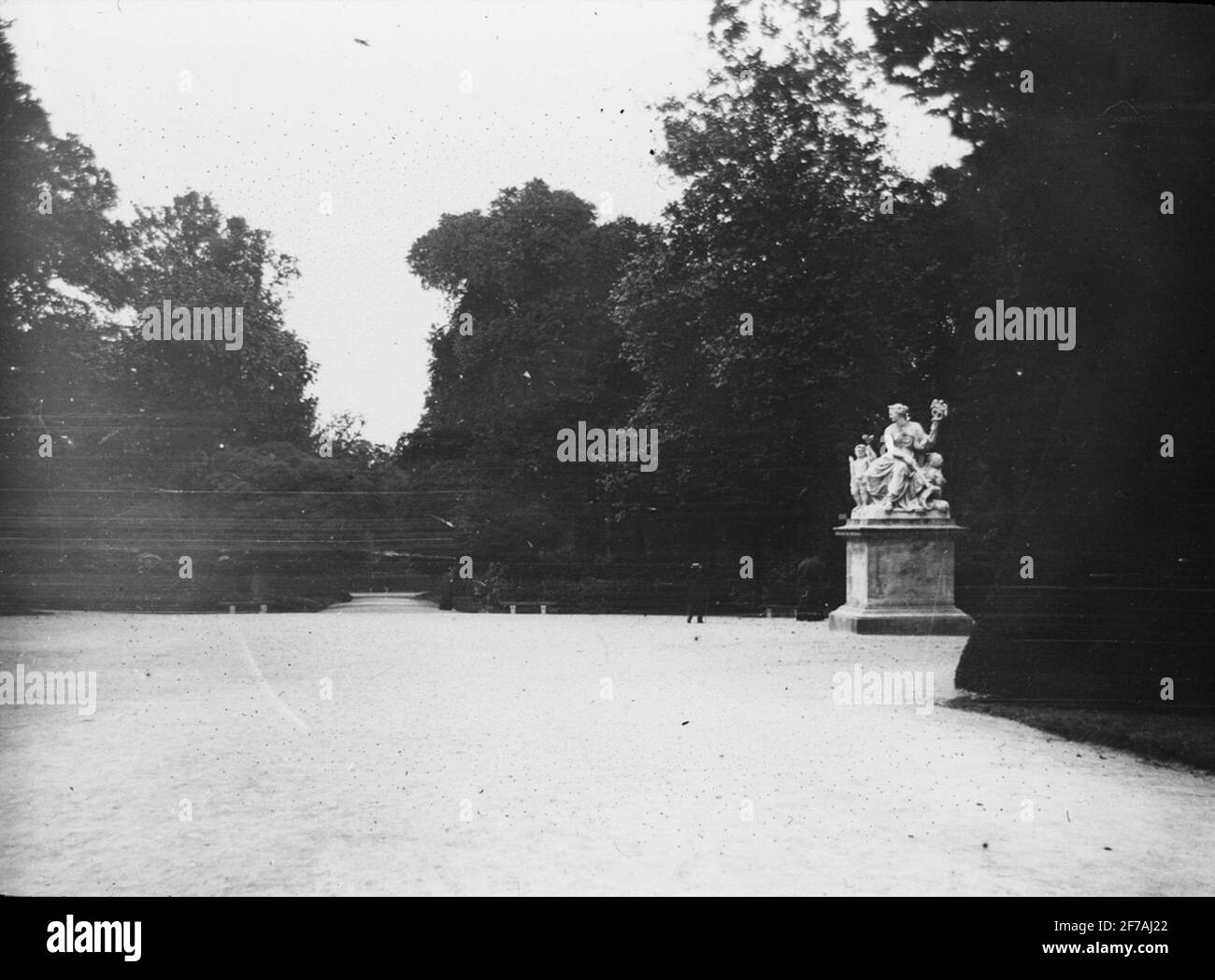 L'image de Skiopticone avec motifs de sculpture dans le parc de St. Germain.l'image a été stockée en carton étiqueté: Höstesan 1910. Vierland 2. Paris 7. N : 1. Texte sur l'image : 'St. Germain ». Banque D'Images L'image de Skiopticone avec motifs de sculpture dans le parc de St. Germain.l'image a été stockée en carton étiqueté: Höstesan 1910. Vierland 2. Paris 7. N : 1. Texte sur l'image : 'St. Germain ». Banque D'Images