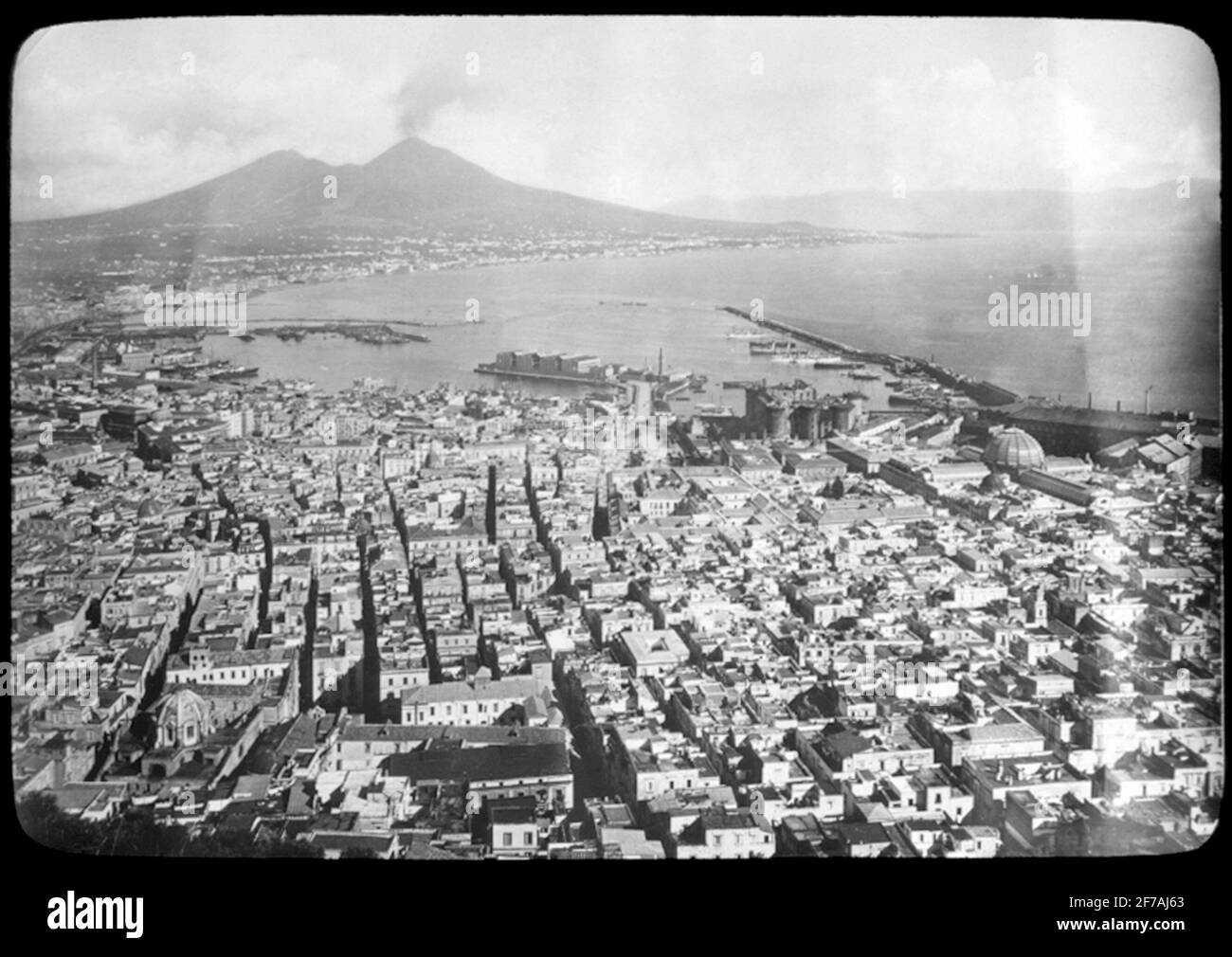 Image de Skioticon du Département de la photographie de l'Institut royal de technologie. Motifus représentant la baie de Naples avec le Vésuve en arrière-plan, l'Italie. La photo est probablement prise par John Hertzberg lors d'un voyage en Europe .. Banque D'Images