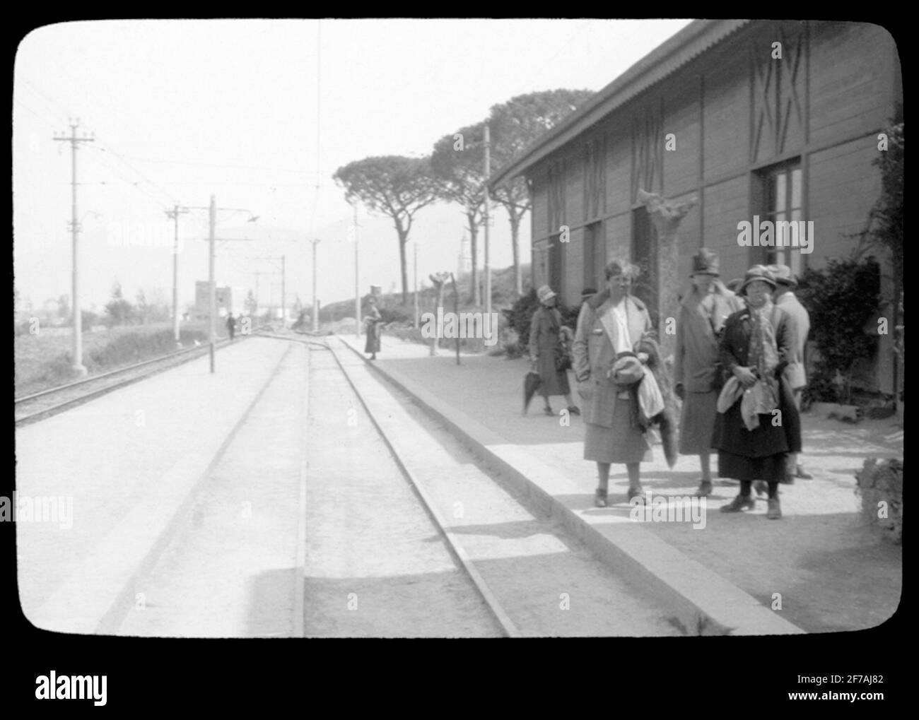 Image de Skioticon du Département de la photographie de l'Institut royal de technologie. Motif représentant la compagnie à la gare, dans le sud de l'Italie. La photo est probablement prise par John Hertzberg lors d'un voyage en Europe .. Banque D'Images