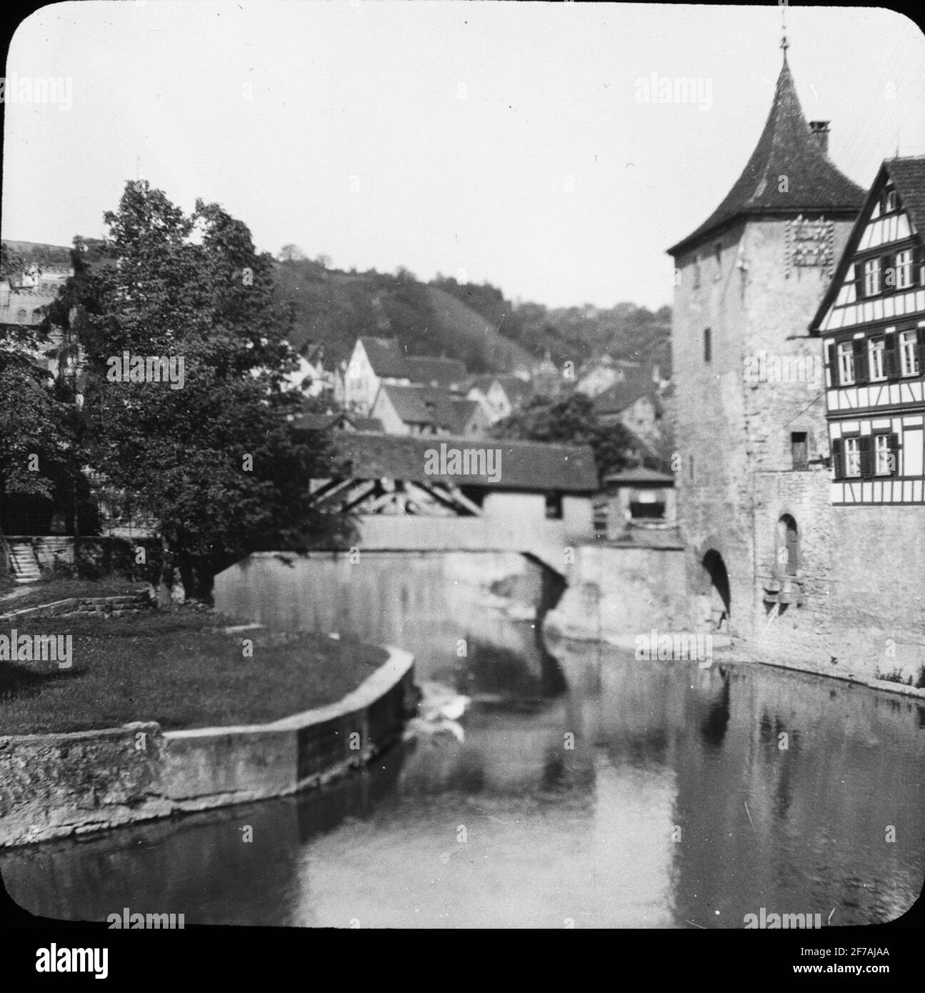 Image Skioptique avec motifs de Schwäbisch Hall. Le pont Roter se leva au-dessus de la rivière kocher. L'image a été stockée en carton étiqueté: The Journey 1911 Schwäbische Hall. Schloss Kronburg. XX. Banque D'Images