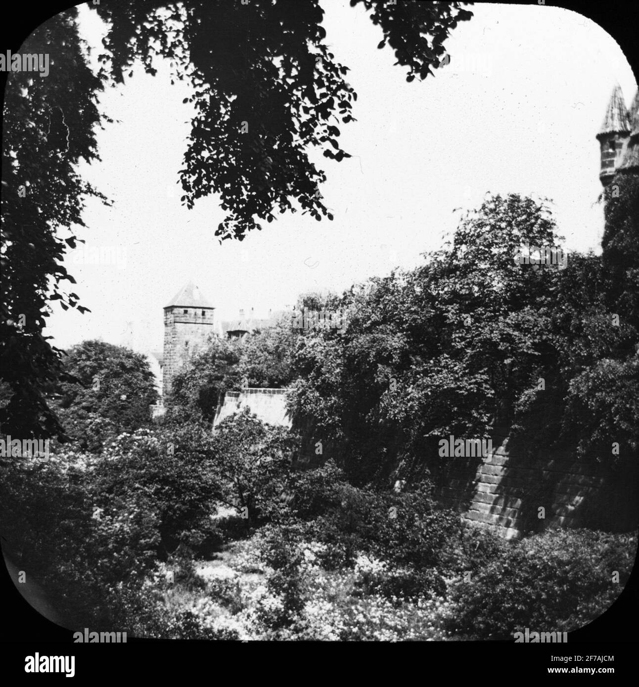 Image Skioptique avec motifs de Burg Nürnberg.l'image a été stockée en carton marqué: Spring Travel 1910. Nuremberg 9. XVII Banque D'Images