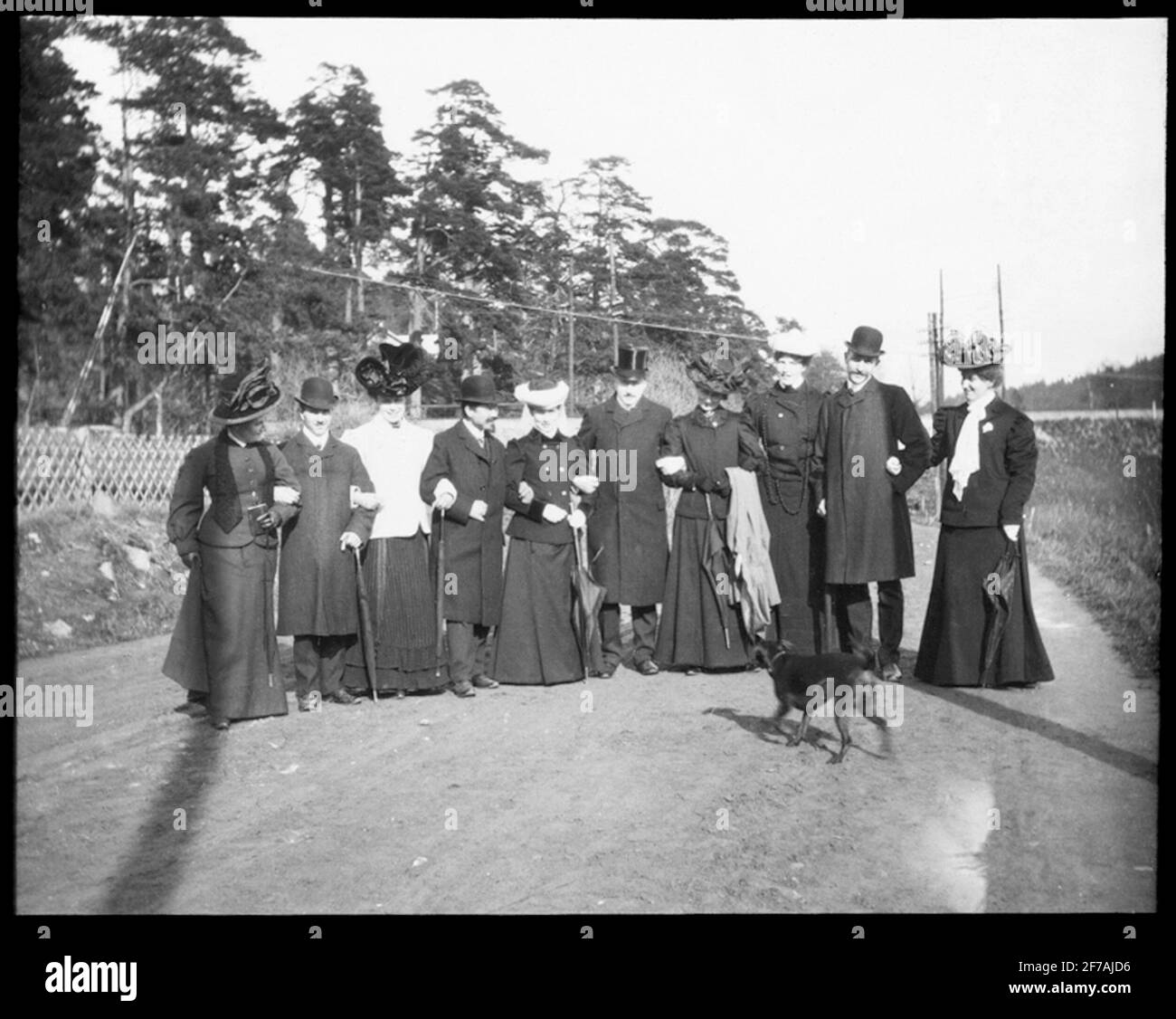 Image de Skioticon du Département de la photographie de l'Institut royal de technologie. Motifus représentant une compagnie de femmes et d'hommes sur la route de campagne. La cinquième personne à droite est John Hertzberg. Banque D'Images