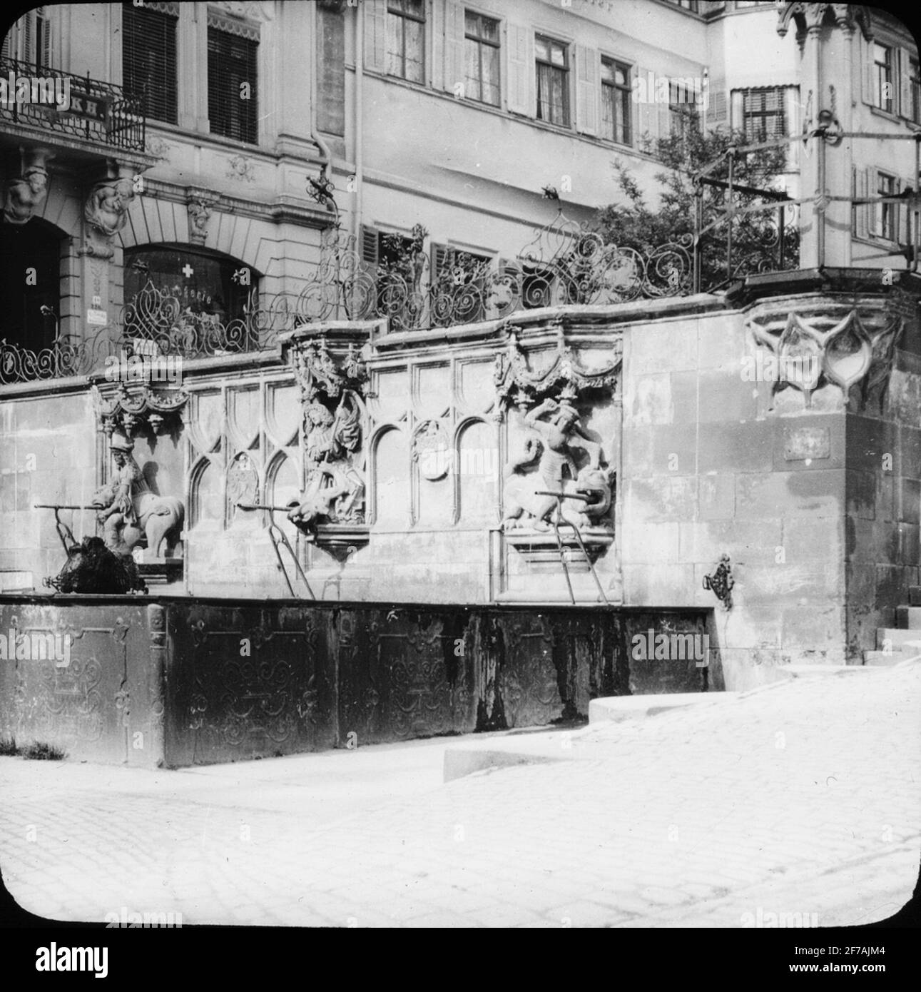 Image d'icône de SkiopT avec motifs du marché bien à Schwäbische Hall.l'image a été stockée en carton étiqueté: Le voyage en 1911. Schwäbisch Hall 9. XVII Texte sur l'image : 'Der Ground Well'. Banque D'Images