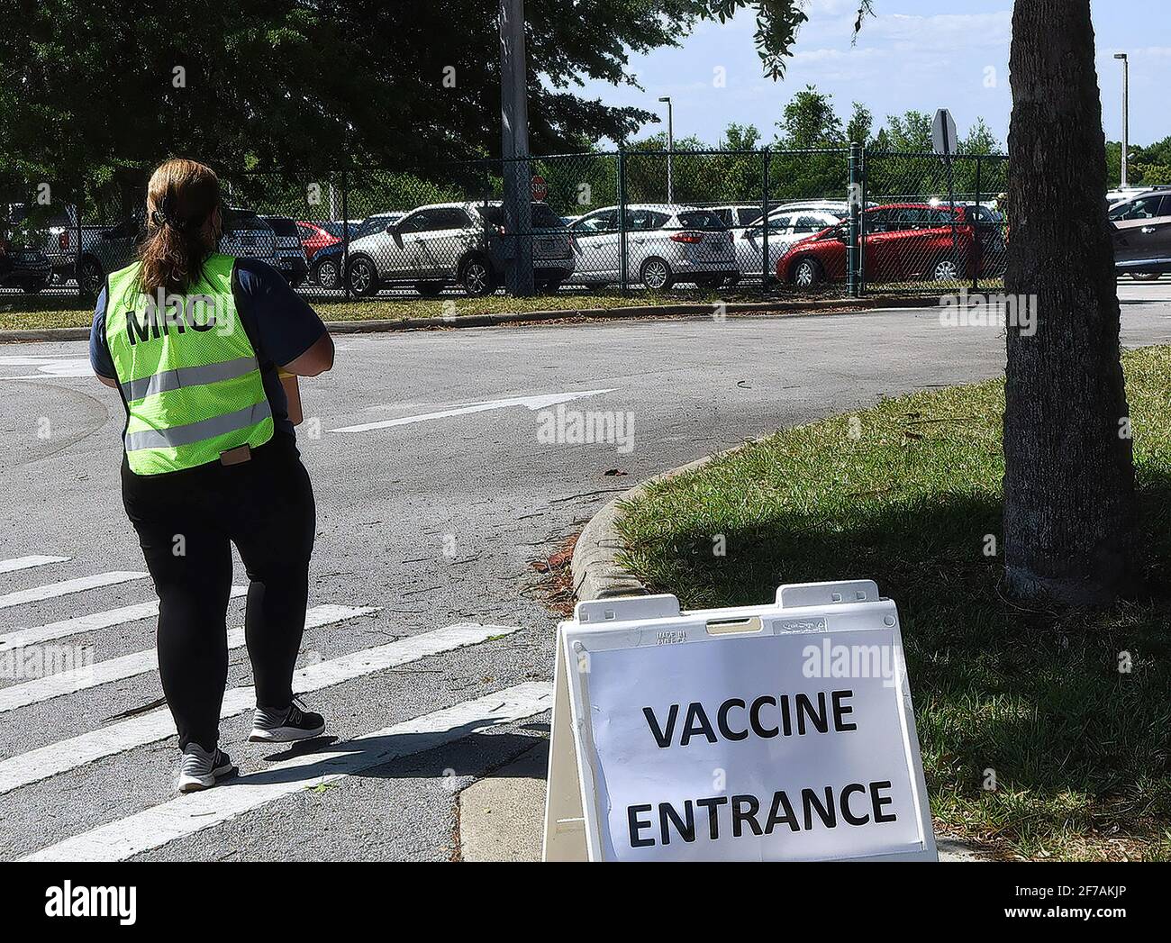 Eustis, États-Unis. 05 avril 2021. Un panneau est visible à l'entrée d'un site de vaccination COVID-19 au drive où les élèves font la queue dans les voitures de l'école secondaire d'Eustis le premier jour où les Floridiens de 16 ans et plus sont devenus admissibles à la vaccination. Quatre autres écoles secondaires du comté de Lake accueilleront des sites semblables de vaccination d'une journée cette semaine. Crédit : SOPA Images Limited/Alamy Live News Banque D'Images