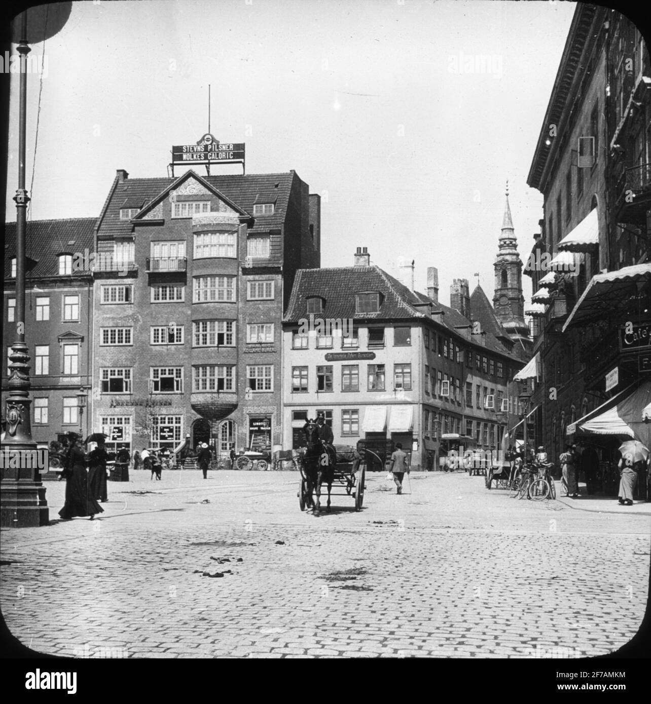 Moniteur Skioptic avec motif carré du torvet gammy de Copenhague. En arrière-plan St Petri Kirke.l'image a été stockée dans un carton étiqueté :? Banque D'Images