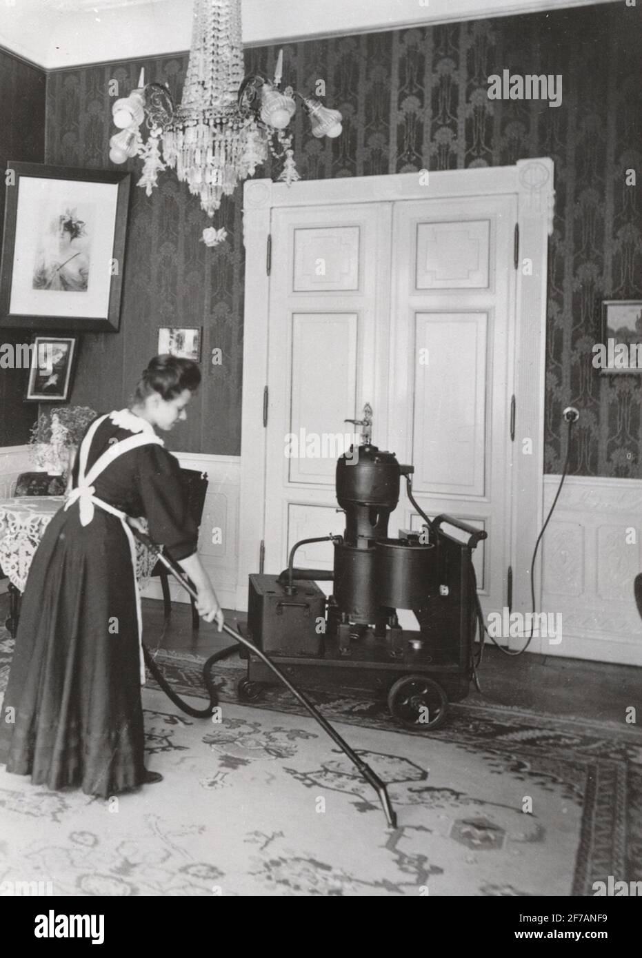 Barres Fahr de la vis sans fin d'alimentation, 1905. Femme / Maid avec  aspirateur à vapeur de Siemens, 1905 Photo Stock - Alamy
