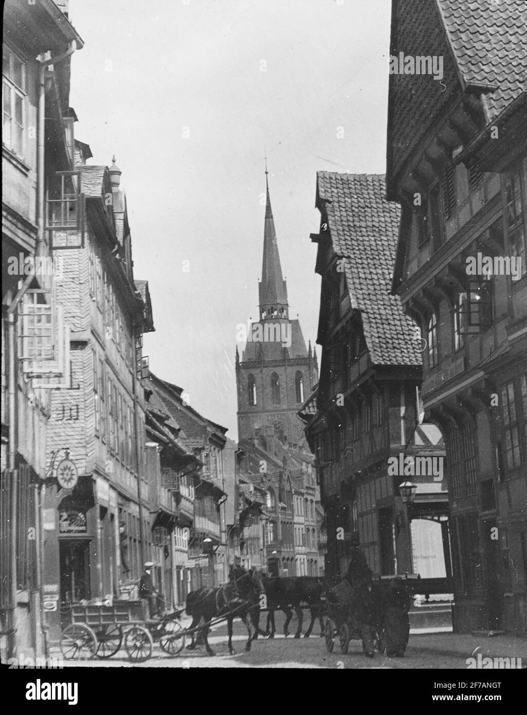 Image de Skioticone avec motifs de rue à Hildesheim. En arrière-plan, St. Andreas Kirche.l'image a été stockée dans un carton étiqueté: Hildesheim. La série E. Banque D'Images