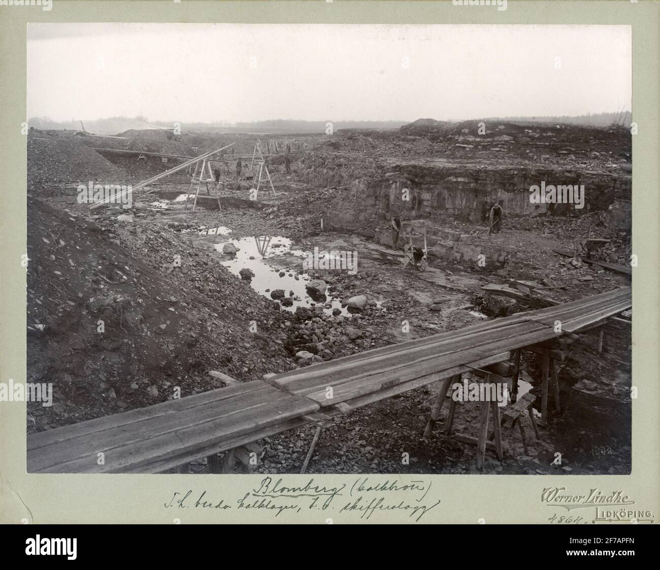 La fracture calcaire de Blomberg apporte des fours à chaux, à la couche d'ardoise gauche après la brûlure. Dans le fonds à gauche, la restauration est visible. Banque D'Images