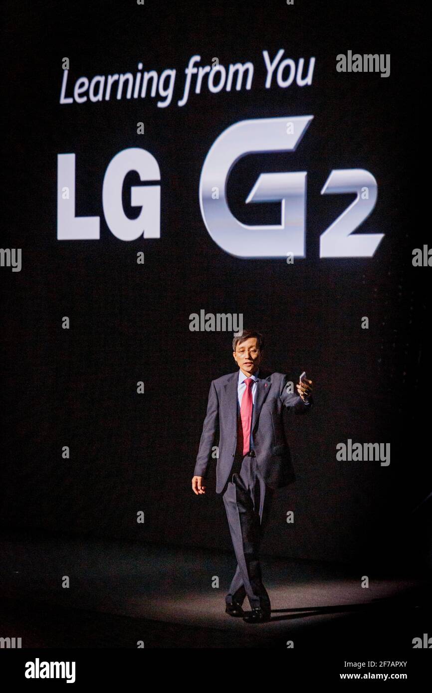 Le Dr Jong-Seok Park, PDG de LG Mobile Communications, dévoile le smartphone phare G2 lors d'un événement de lancement au Lincoln Jazz à New York le 7 août 2013. LG a annoncé dans un communiqué de presse le 5 avril 2021 qu'elle fermera ses activités de téléphonie mobile dans le monde entier. Banque D'Images