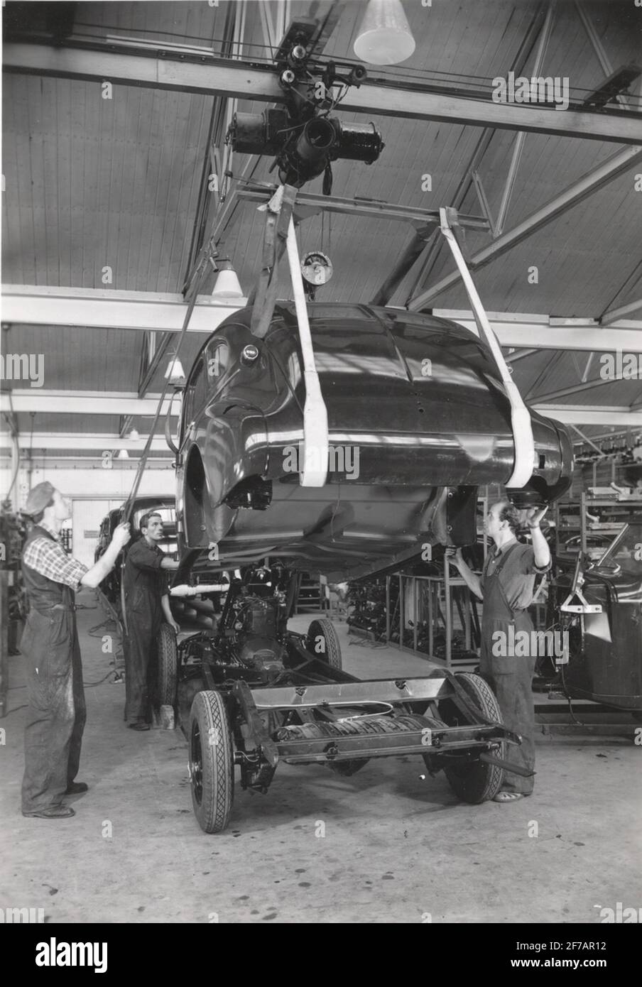 Usine Volvo à Göteborg. Carrosserie et châssis de la voiture de taille moyenne Volvo, PV 60, assemblés. Banque D'Images