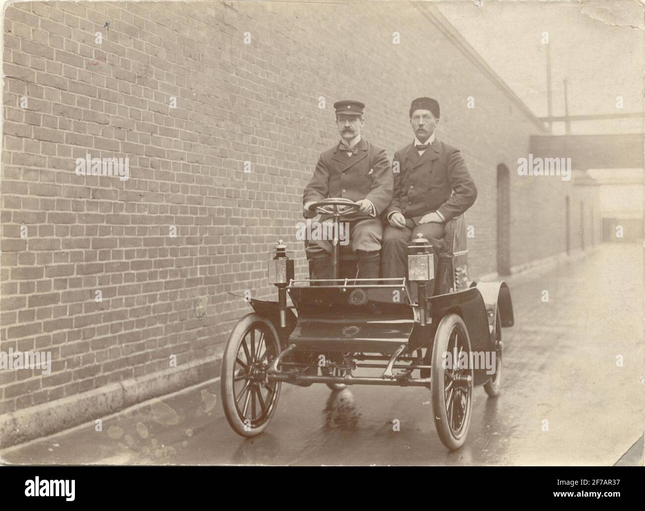 La première voiture de tourisme 'Scania', construite par l'usine de machines A.B. Scania à Malmö en 1901. Encylin, moteur refroidi par air sous le siège. Au volant Emil Salmson, à côté de lui, la voiture konktuktör ing. R. Thorsinsin. Banque D'Images