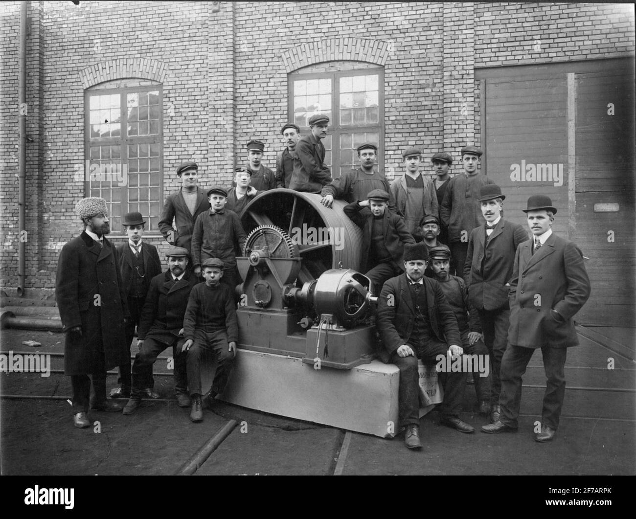 Personnel de l'atelier mécanique de Karlstad vers 1905-1909. Dans l'image, un ingénieur EVID Reinholtz et l'ingénieur O. Alf sont visibles. Sandborgh. Banque D'Images